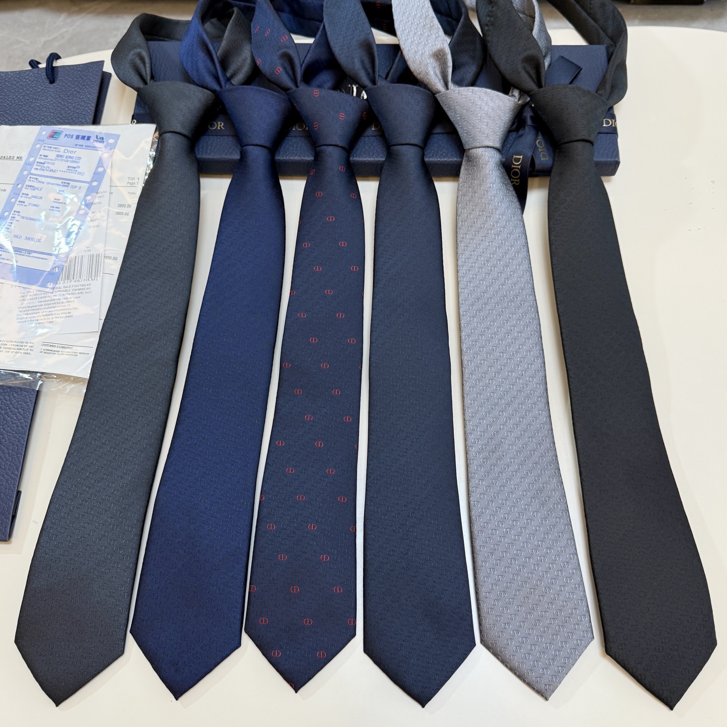 特价💰 新款！官方同步领带出货【CD图案】
Dior男士稀有😻😻展现精湛手工与时尚优雅的理想选择，这款采