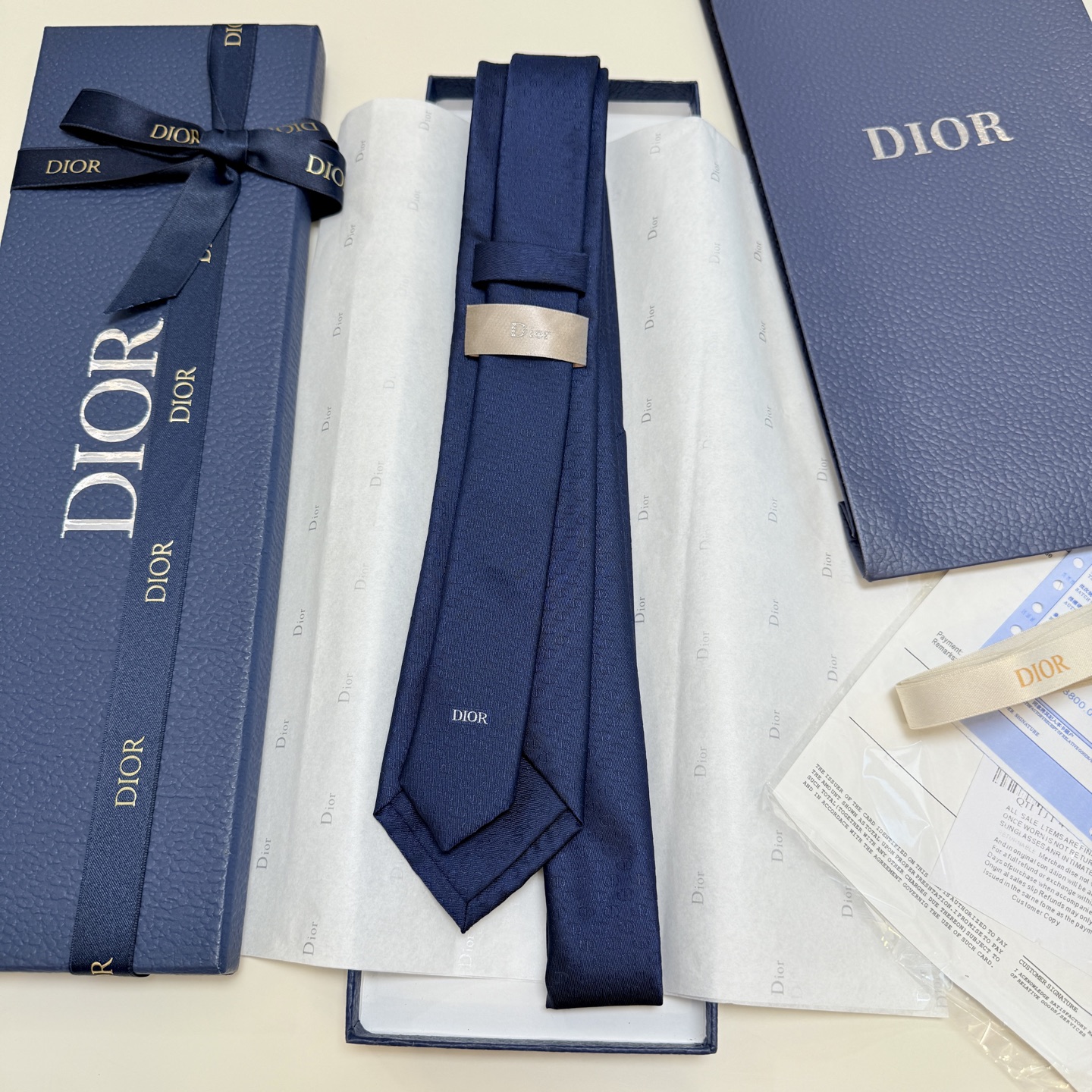 特价💰 新款！官方同步领带出货【CD图案】
Dior男士稀有😻😻展现精湛手工与时尚优雅的理想选择，这款采