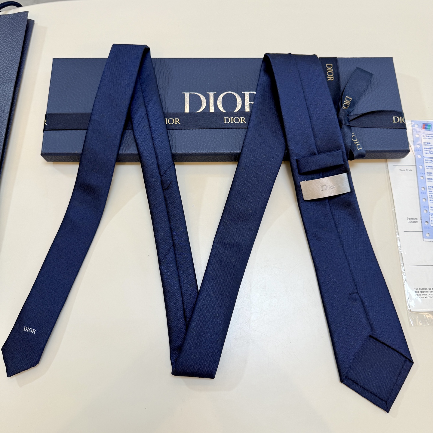 特价💰 新款！官方同步领带出货【CD图案】
Dior男士稀有😻😻展现精湛手工与时尚优雅的理想选择，这款采