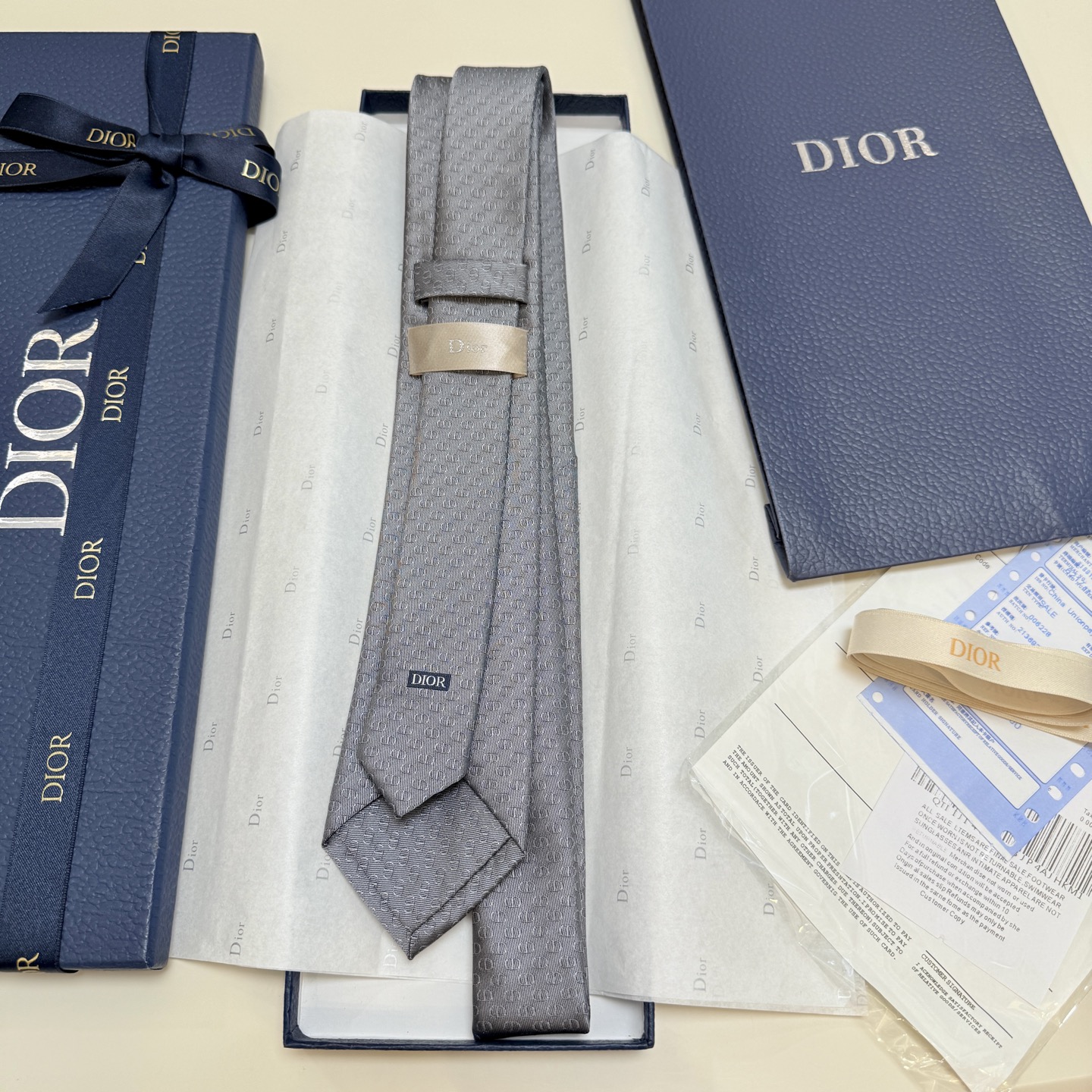 特价💰 新款！官方同步领带出货【CD图案】
Dior男士稀有😻😻展现精湛手工与时尚优雅的理想选择，这款采