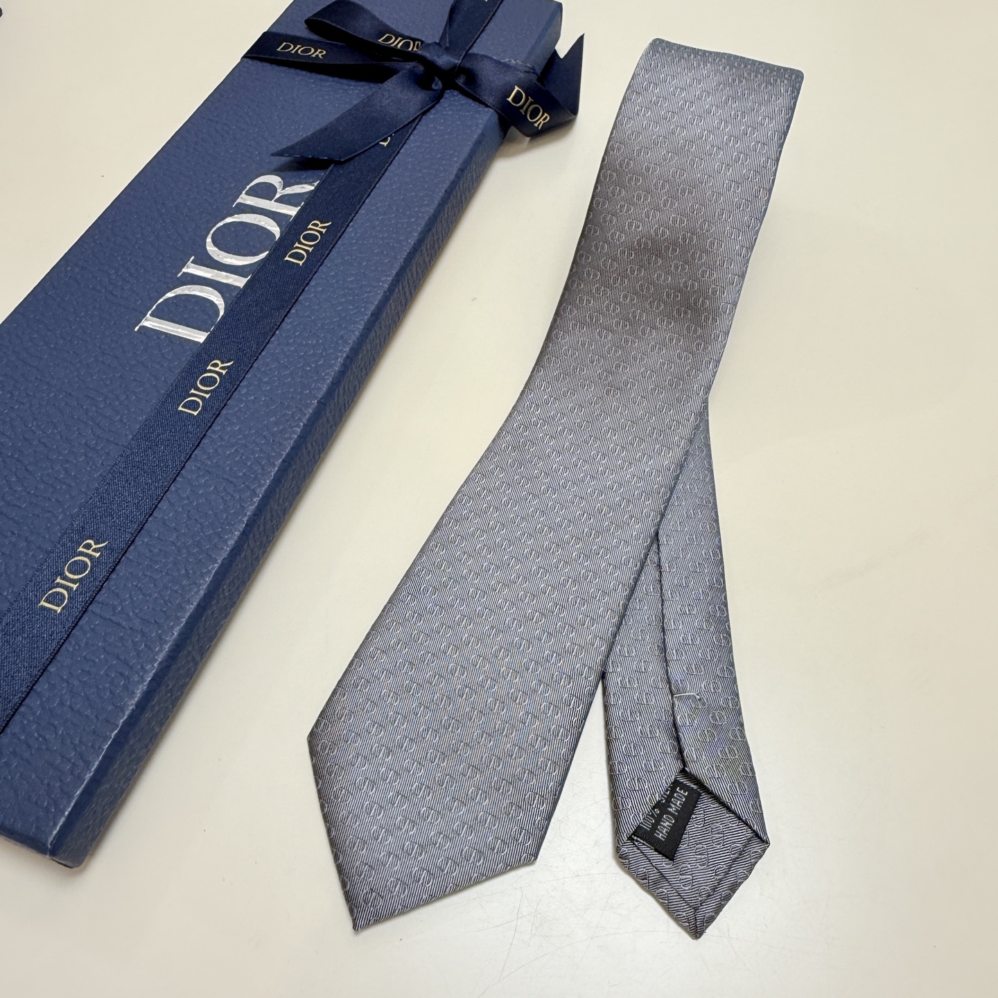 特价💰 新款！官方同步领带出货【CD图案】
Dior男士稀有😻😻展现精湛手工与时尚优雅的理想选择，这款采