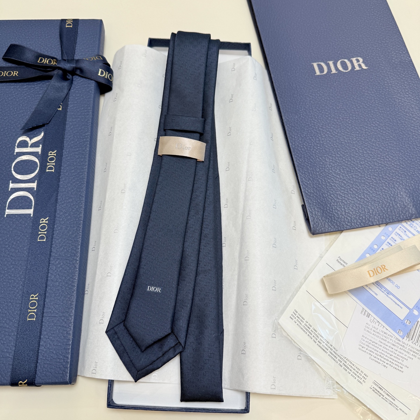 特价💰 新款！官方同步领带出货【CD图案】
Dior男士稀有😻😻展现精湛手工与时尚优雅的理想选择，这款采