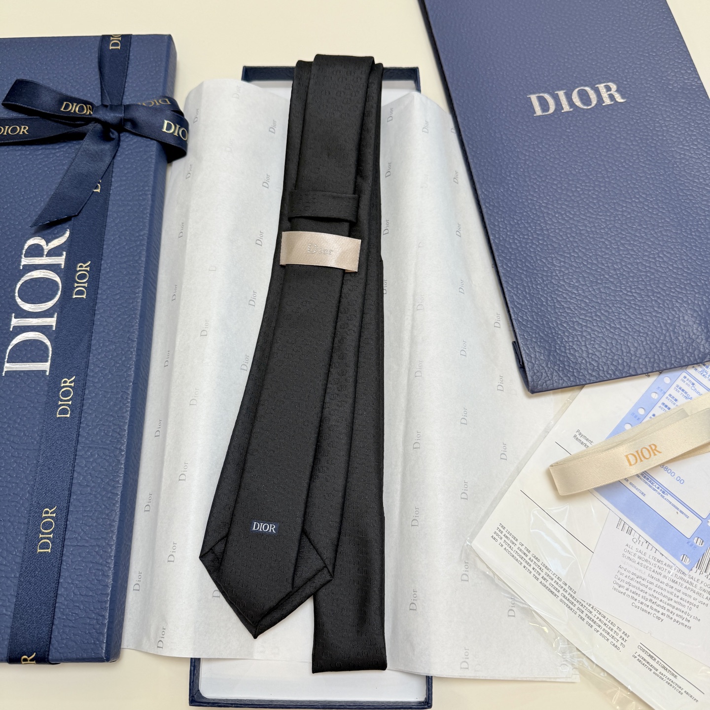 特价💰 新款！官方同步领带出货【CD图案】
Dior男士稀有😻😻展现精湛手工与时尚优雅的理想选择，这款采