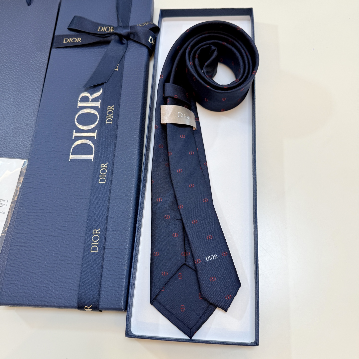 特价💰 新款！官方同步领带出货【CD图案】
Dior男士稀有😻😻展现精湛手工与时尚优雅的理想选择，这款采