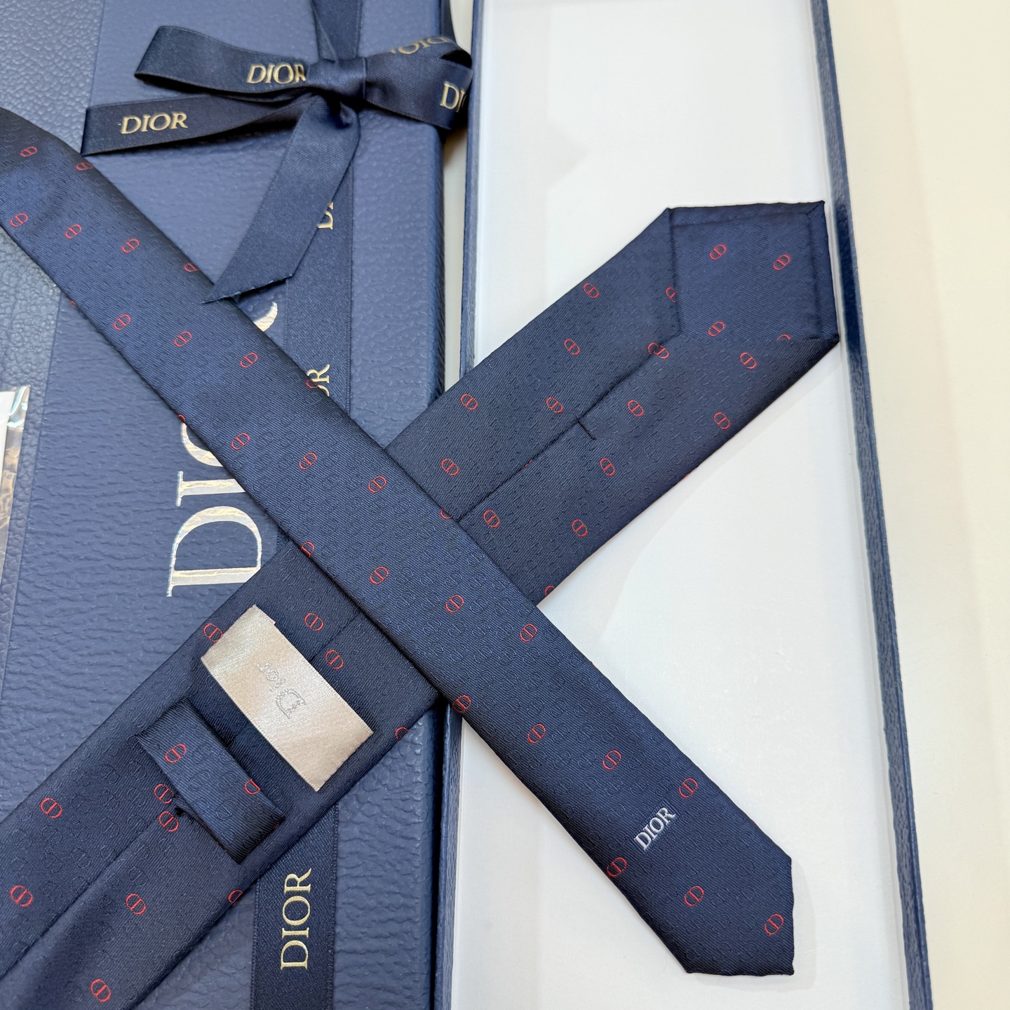 特价💰 新款！官方同步领带出货【CD图案】
Dior男士稀有😻😻展现精湛手工与时尚优雅的理想选择，这款采