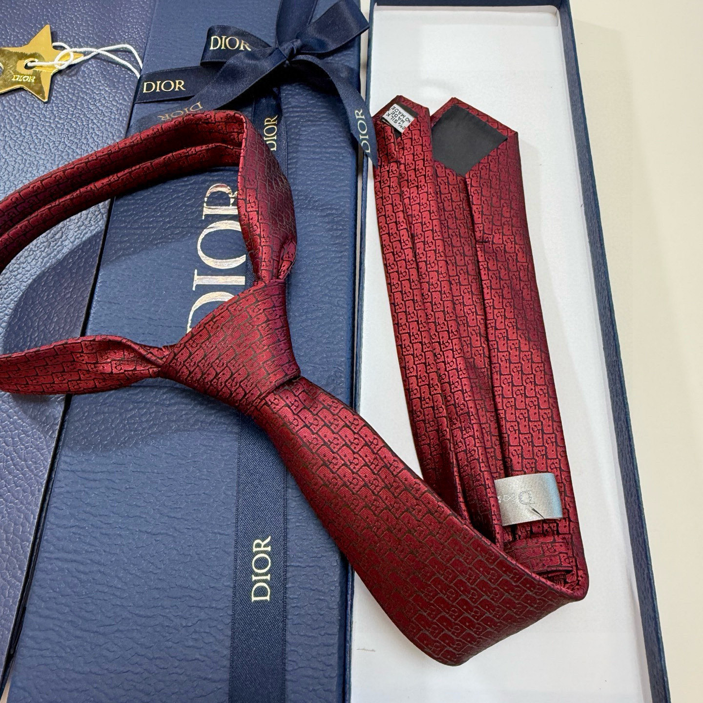 特价💰爆款到Dior新款领带 💖💖👔👔Dior男士【Do字母印花领带】，稀有😻😻展现精湛手工与时尚优雅的