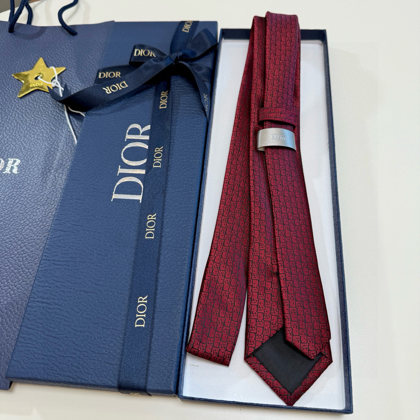 特价💰爆款到Dior新款领带 💖💖👔👔Dior男士【Do字母印花领带】，稀有😻😻展现精湛手工与时尚优雅的