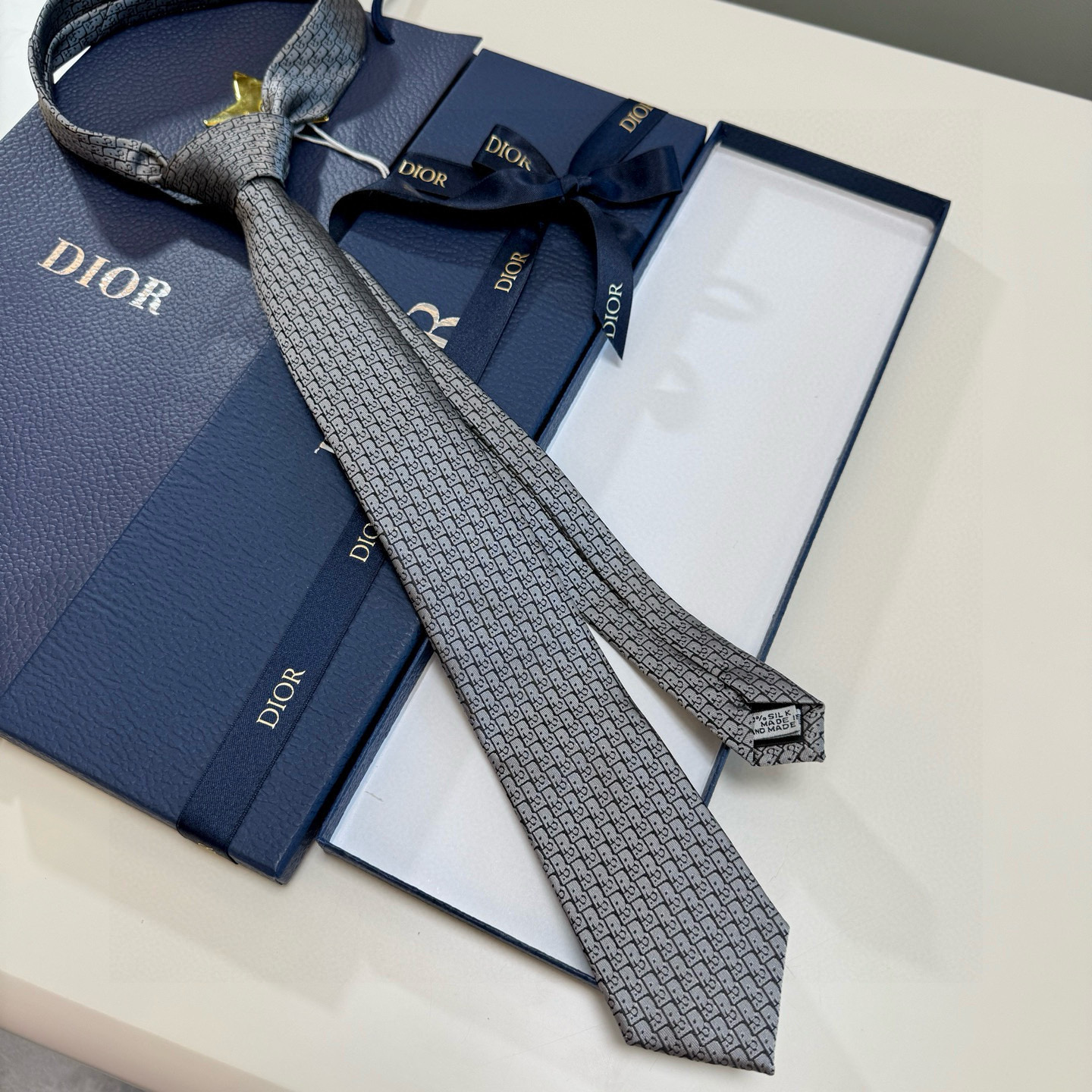 特价💰爆款到Dior新款领带 💖💖👔👔Dior男士【Do字母印花领带】，稀有😻😻展现精湛手工与时尚优雅的