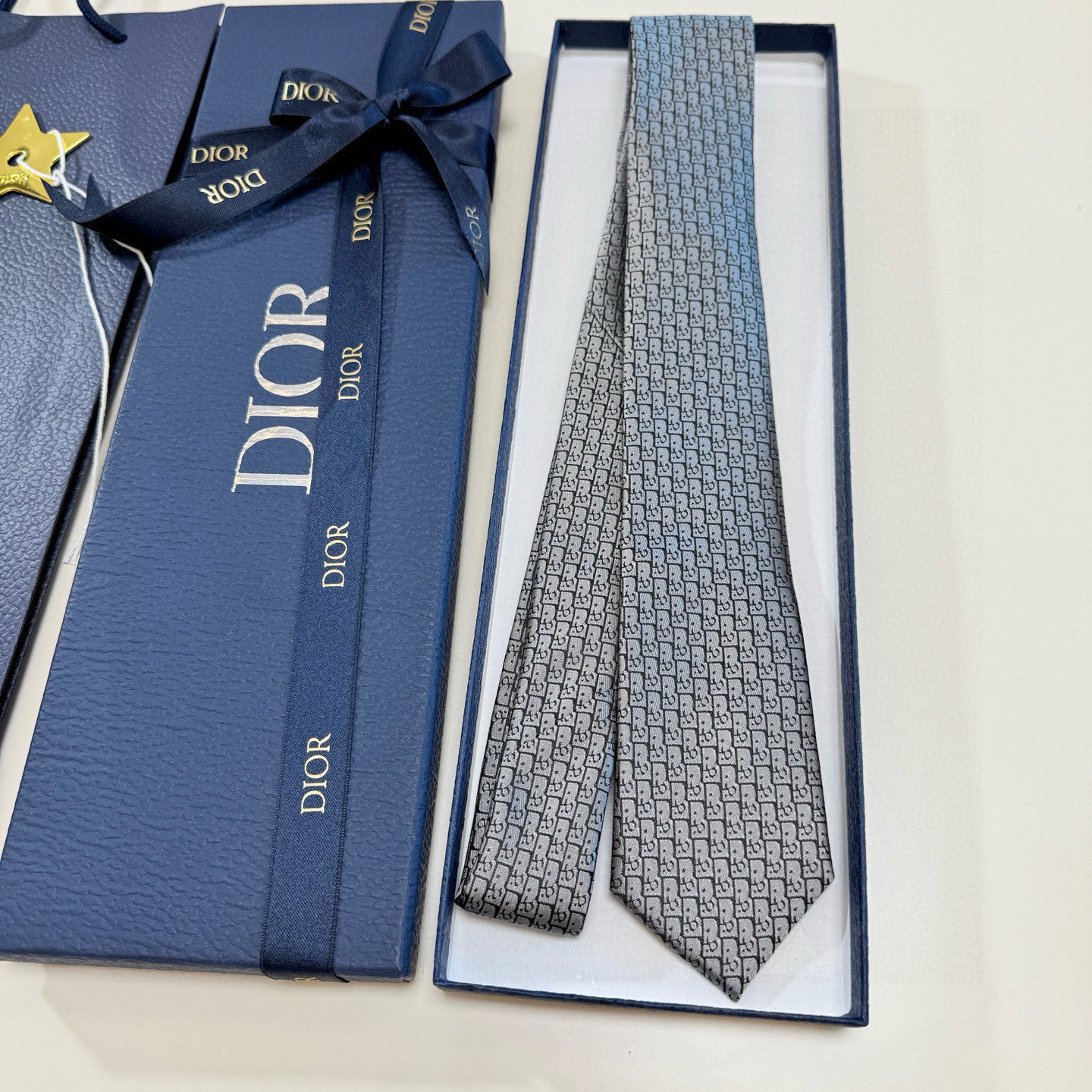 特价💰爆款到Dior新款领带 💖💖👔👔Dior男士【Do字母印花领带】，稀有😻😻展现精湛手工与时尚优雅的