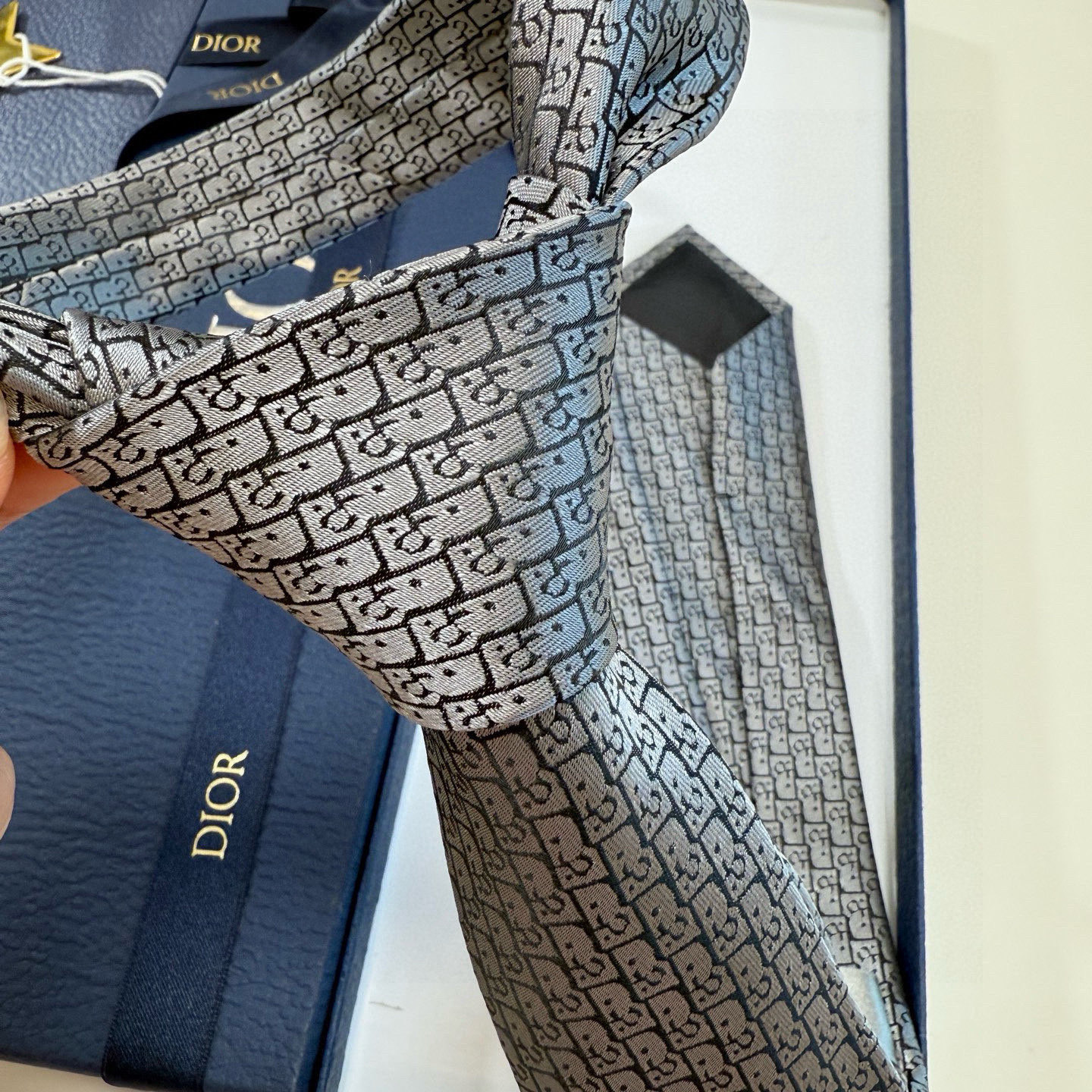 特价💰爆款到Dior新款领带 💖💖👔👔Dior男士【Do字母印花领带】，稀有😻😻展现精湛手工与时尚优雅的