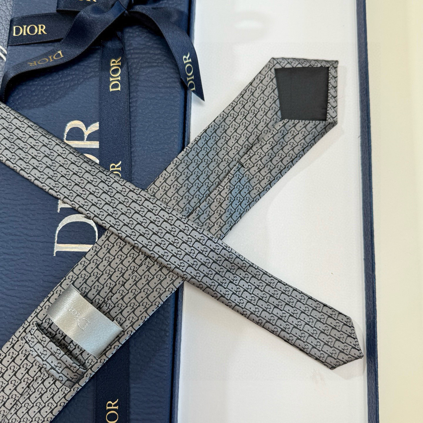 特价💰爆款到Dior新款领带 💖💖👔👔Dior男士【Do字母印花领带】，稀有😻😻展现精湛手工与时尚优雅的