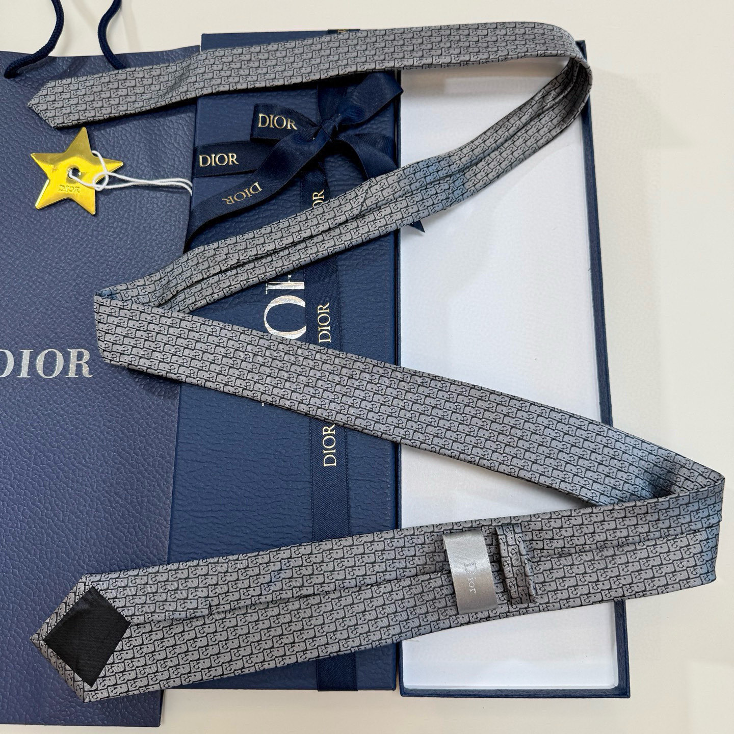 特价💰爆款到Dior新款领带 💖💖👔👔Dior男士【Do字母印花领带】，稀有😻😻展现精湛手工与时尚优雅的