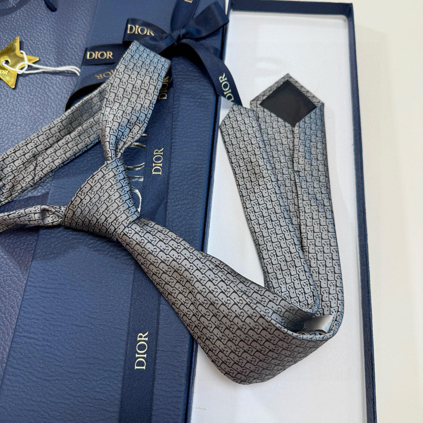 特价💰爆款到Dior新款领带 💖💖👔👔Dior男士【Do字母印花领带】，稀有😻😻展现精湛手工与时尚优雅的