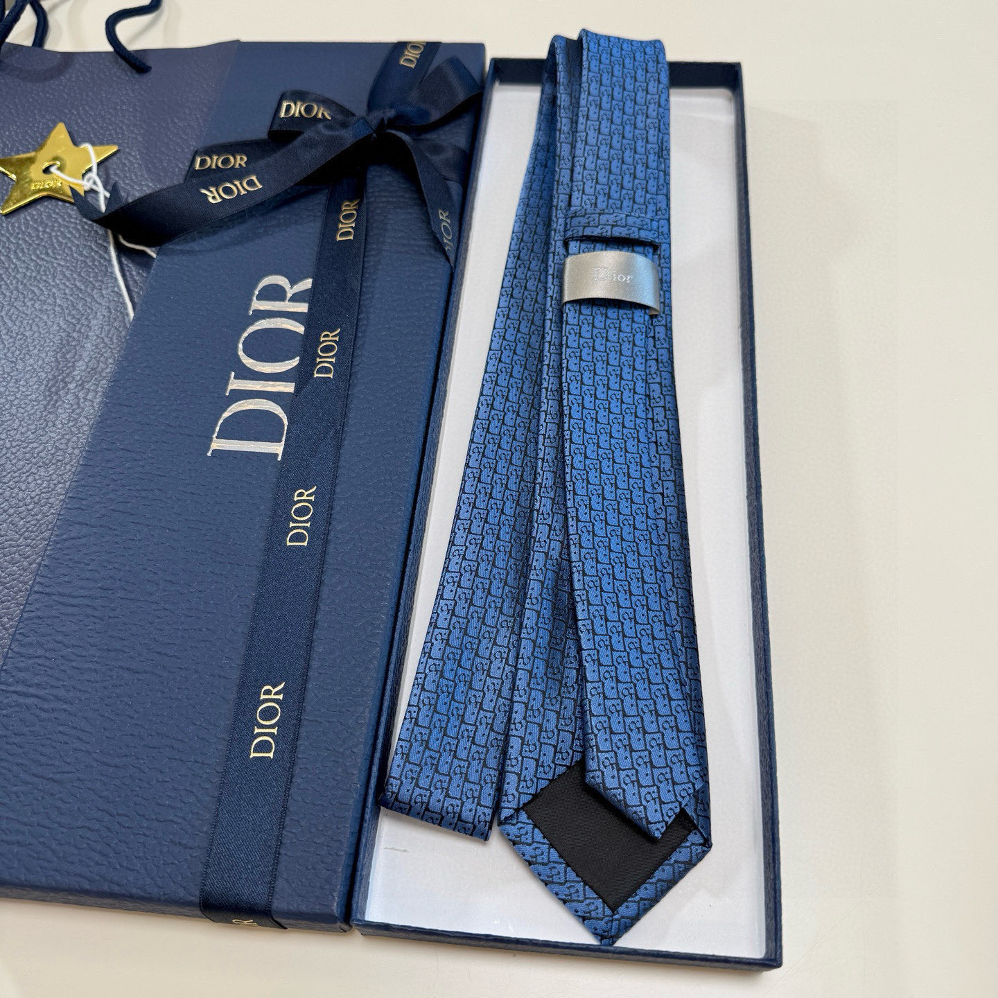 特价💰爆款到Dior新款领带 💖💖👔👔Dior男士【Do字母印花领带】，稀有😻😻展现精湛手工与时尚优雅的