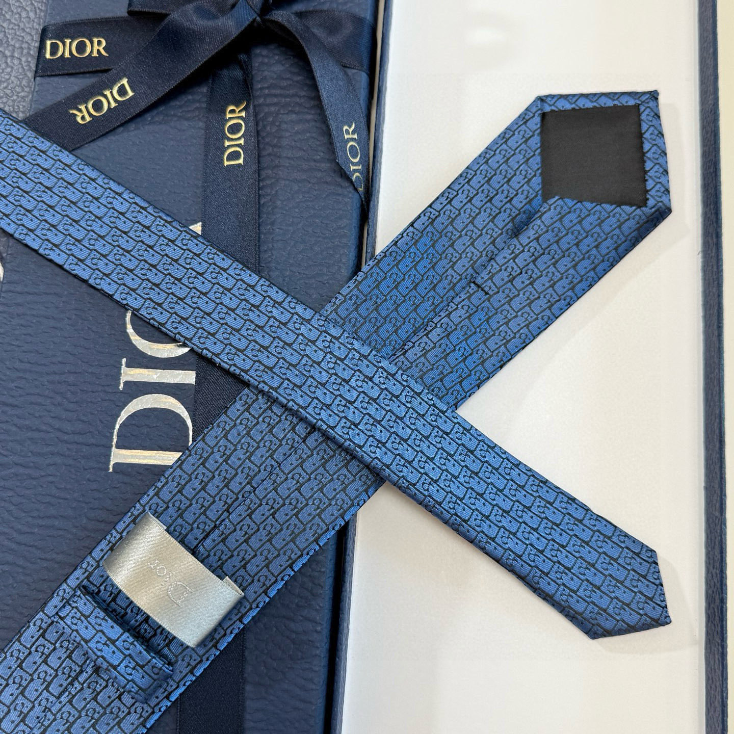 特价💰爆款到Dior新款领带 💖💖👔👔Dior男士【Do字母印花领带】，稀有😻😻展现精湛手工与时尚优雅的