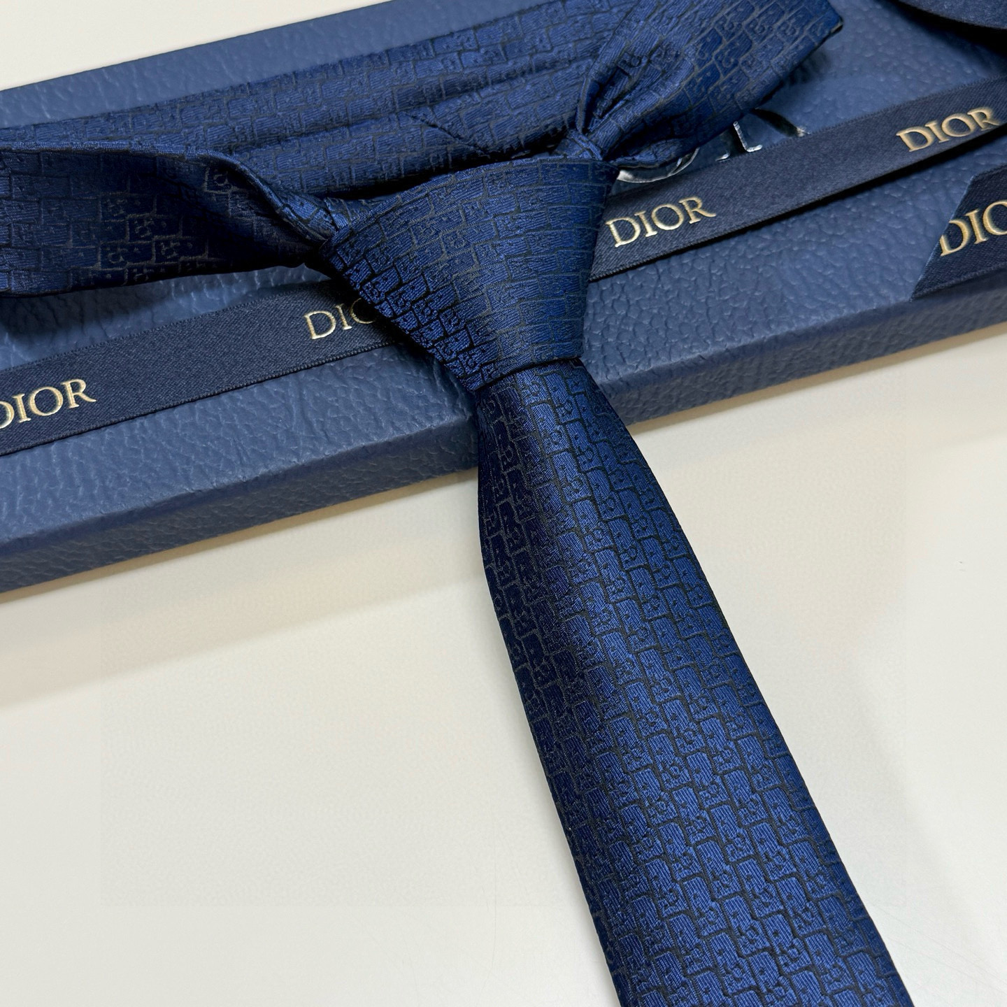 特价💰爆款到Dior新款领带 💖💖👔👔Dior男士【Do字母印花领带】，稀有😻😻展现精湛手工与时尚优雅的