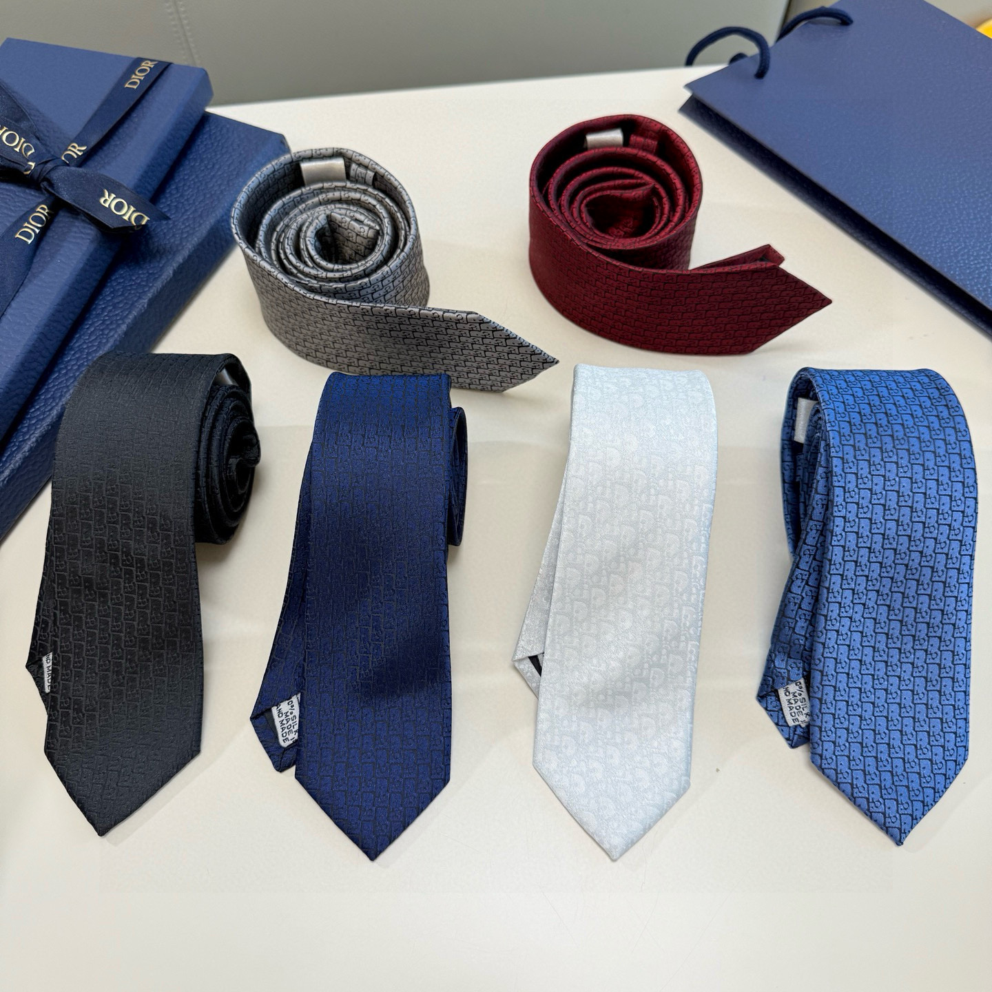 特价💰爆款到Dior新款领带 💖💖👔👔Dior男士【Do字母印花领带】，稀有😻😻展现精湛手工与时尚优雅的