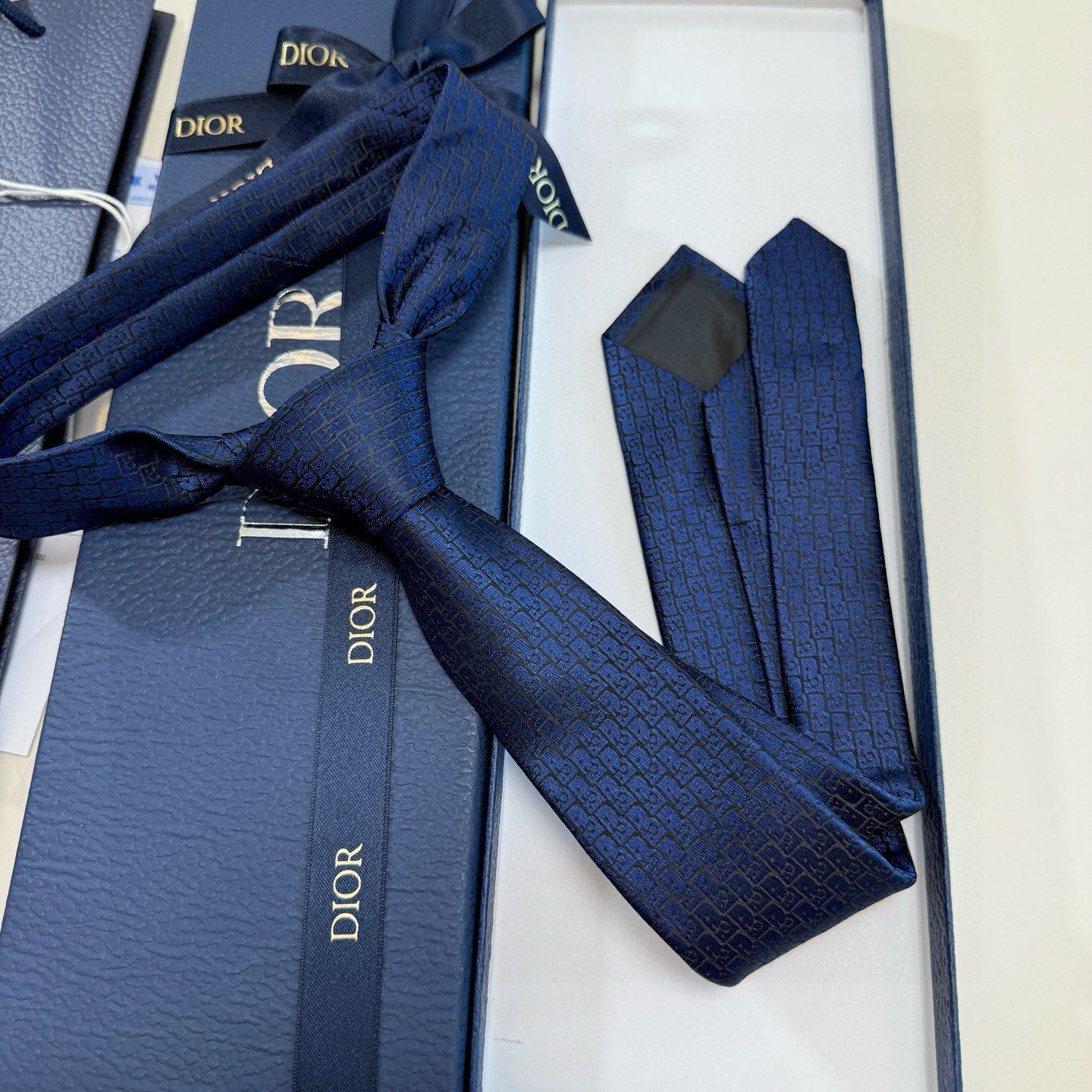 特价💰爆款到Dior新款领带 💖💖👔👔Dior男士【Do字母印花领带】，稀有😻😻展现精湛手工与时尚优雅的