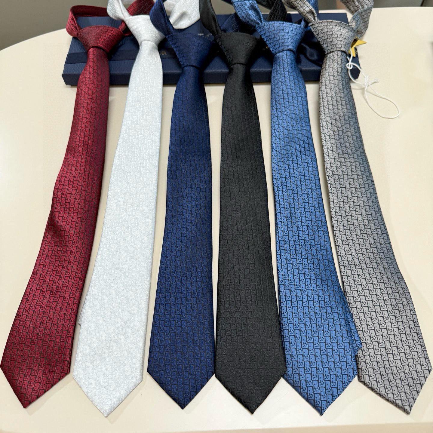 特价💰爆款到Dior新款领带 💖💖👔👔Dior男士【Do字母印花领带】，稀有😻😻展现精湛手工与时尚优雅的