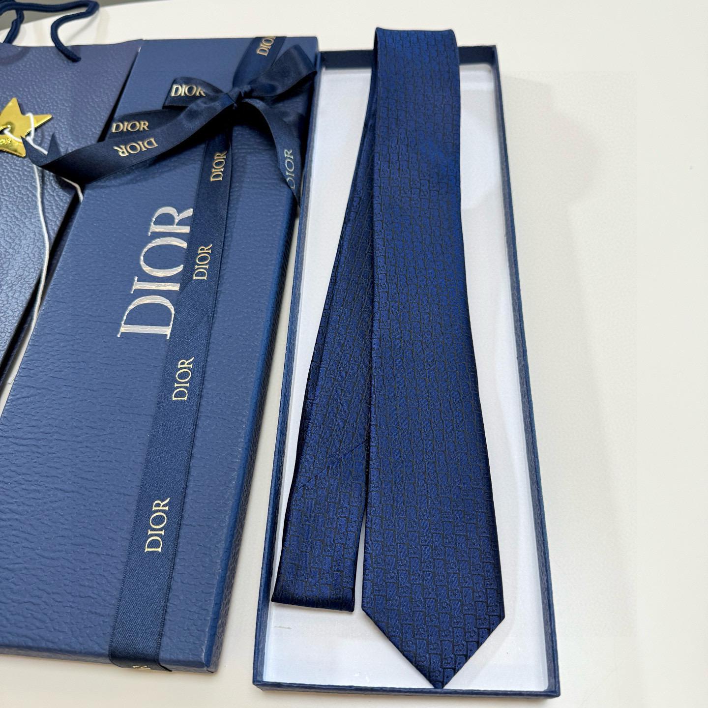 特价💰爆款到Dior新款领带 💖💖👔👔Dior男士【Do字母印花领带】，稀有😻😻展现精湛手工与时尚优雅的