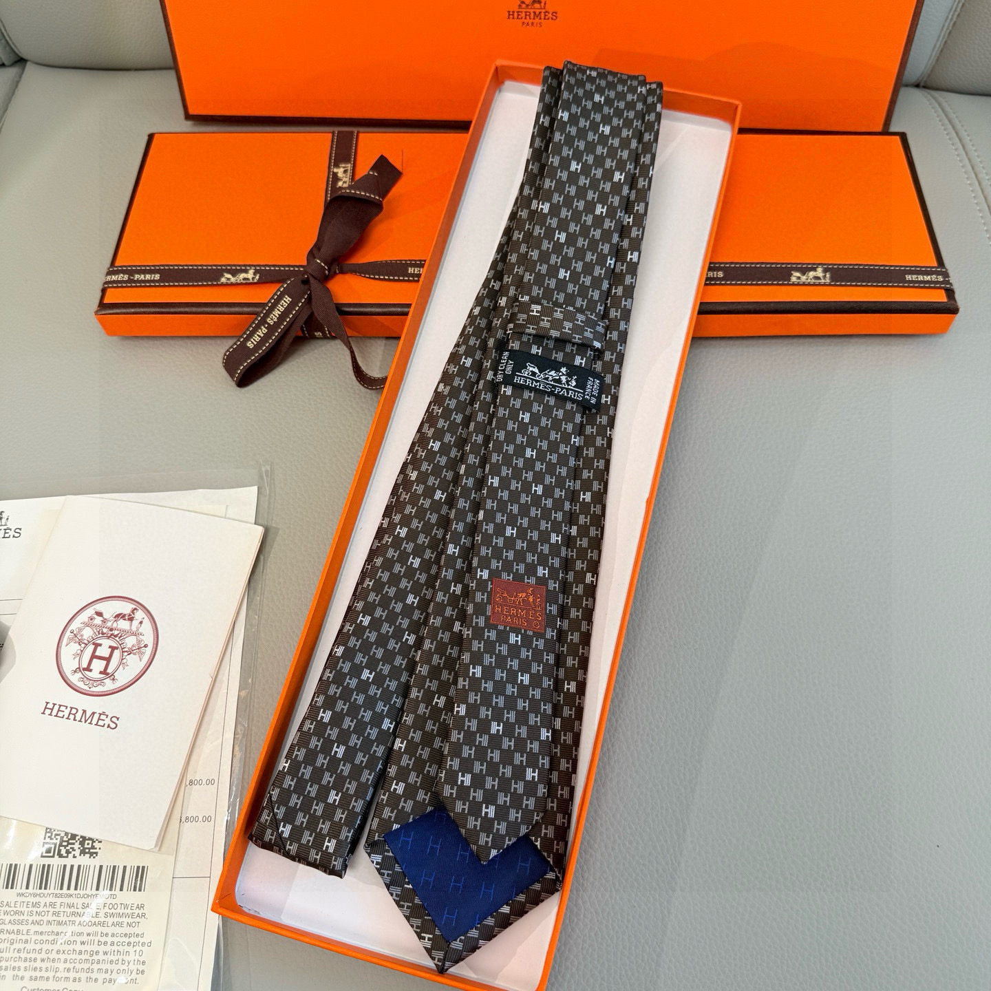 特价💰，官方同步新款 男士领带，稀有H家每年都有一千条不同印花的领带面世，从最初的多以几何图案表现骑术活
