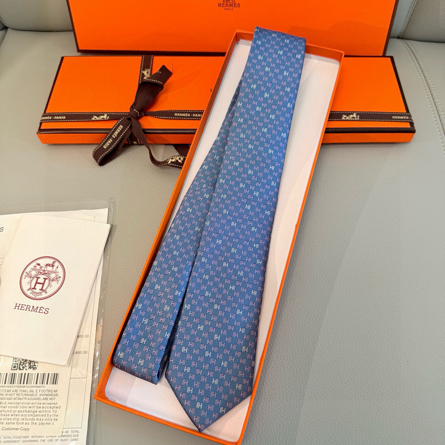 特价💰，官方同步新款 男士领带，稀有H家每年都有一千条不同印花的领带面世，从最初的多以几何图案表现骑术活