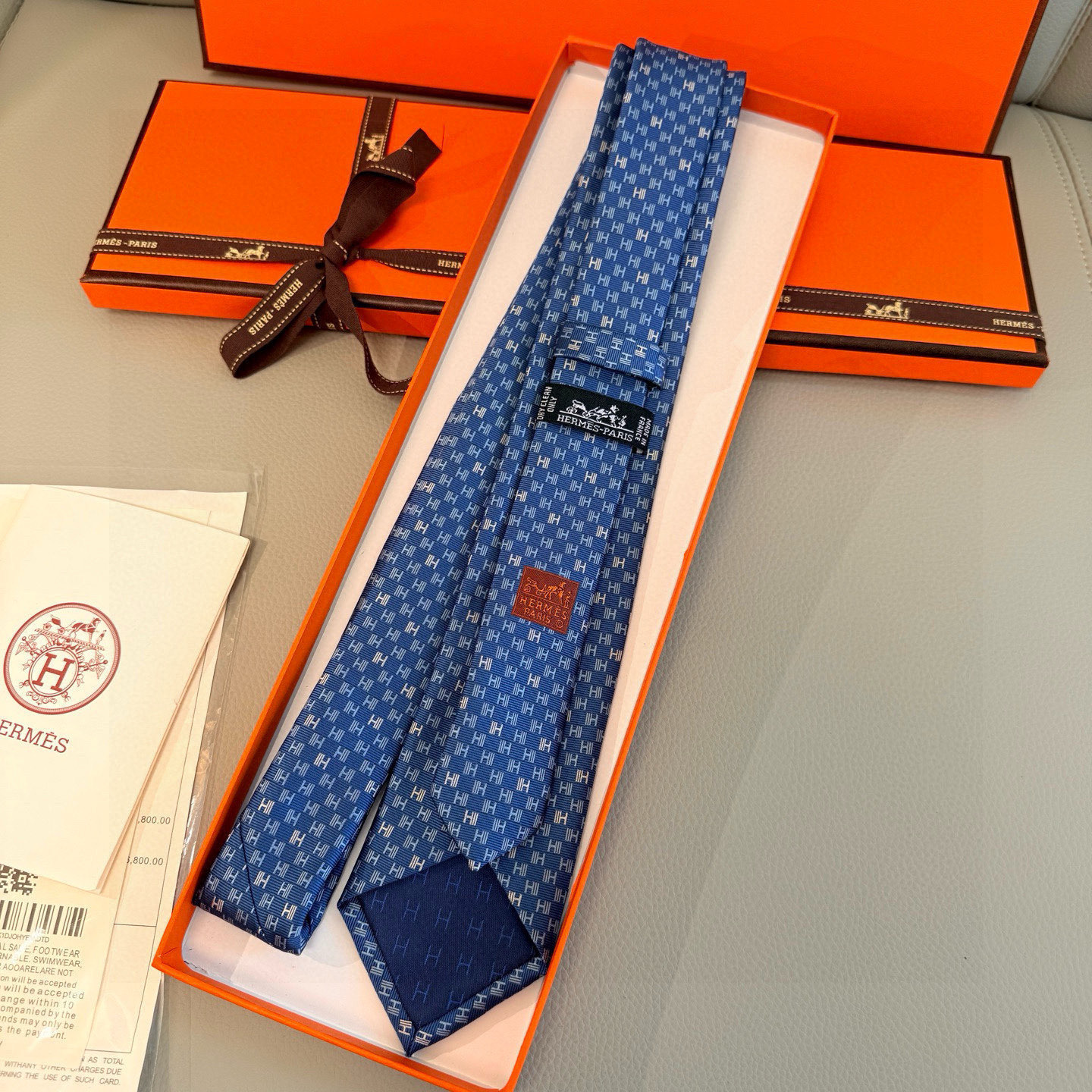 特价💰，官方同步新款 男士领带，稀有H家每年都有一千条不同印花的领带面世，从最初的多以几何图案表现骑术活