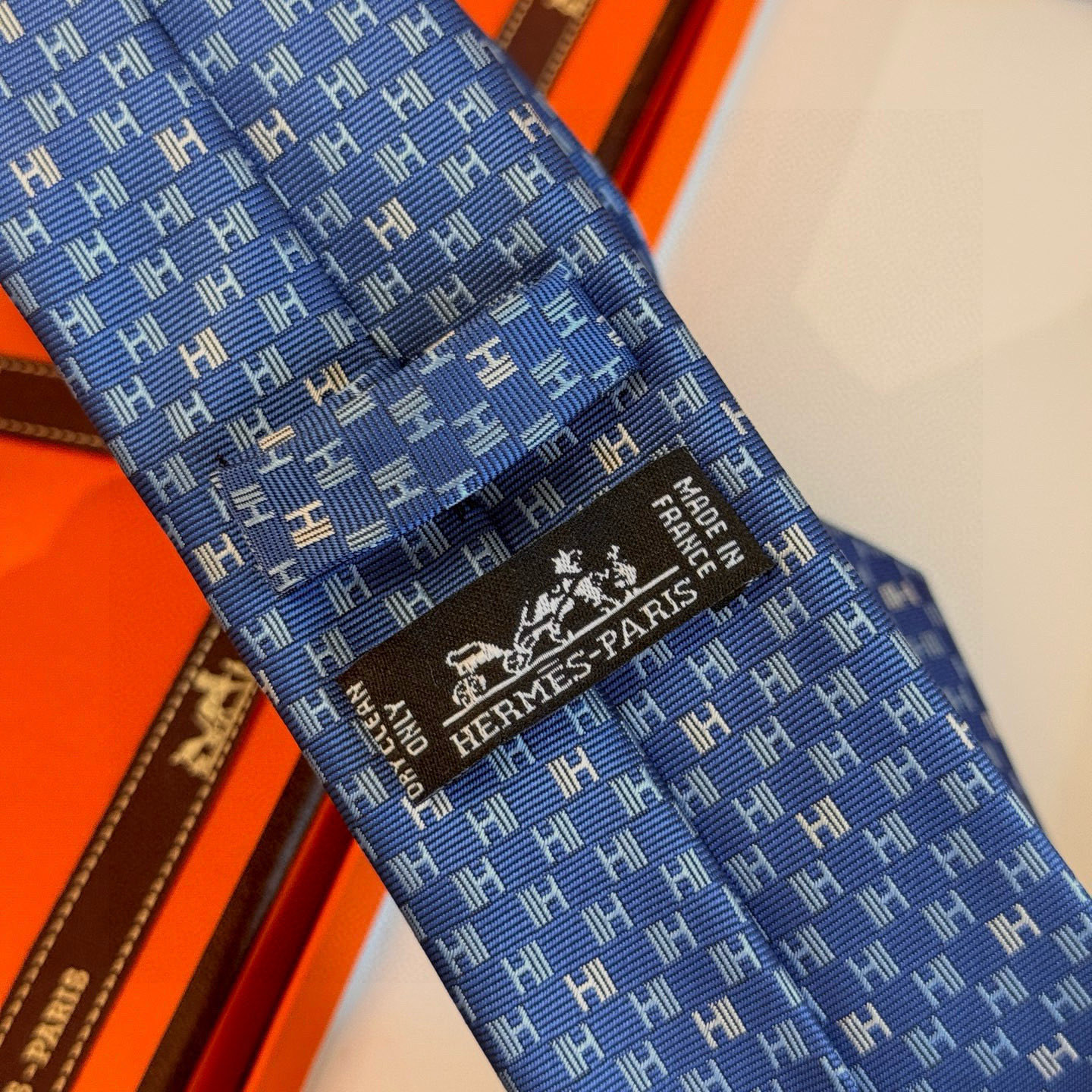 特价💰，官方同步新款 男士领带，稀有H家每年都有一千条不同印花的领带面世，从最初的多以几何图案表现骑术活