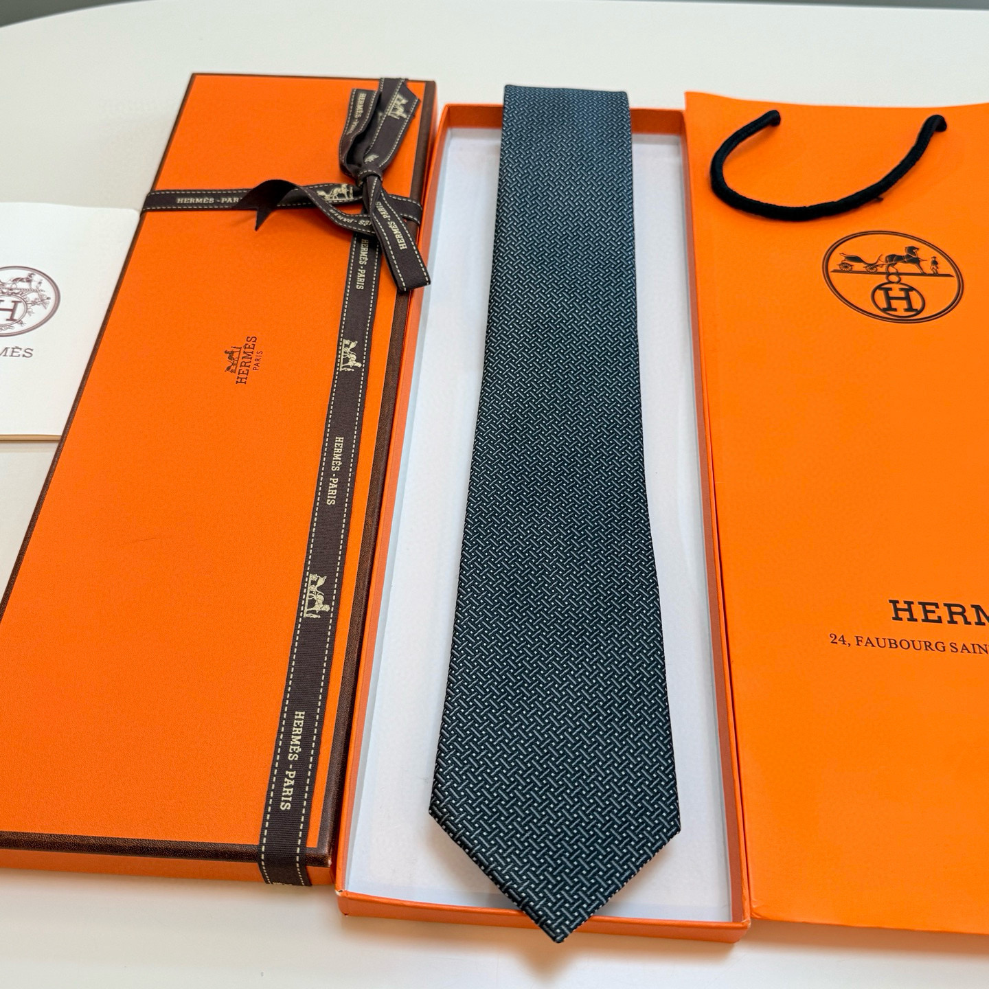 特价💰 👨‍✈男士新款领带系列【H编织花纹领带】👔👔，稀有H家每年都有一千条不同印花的领带面世，从最初的