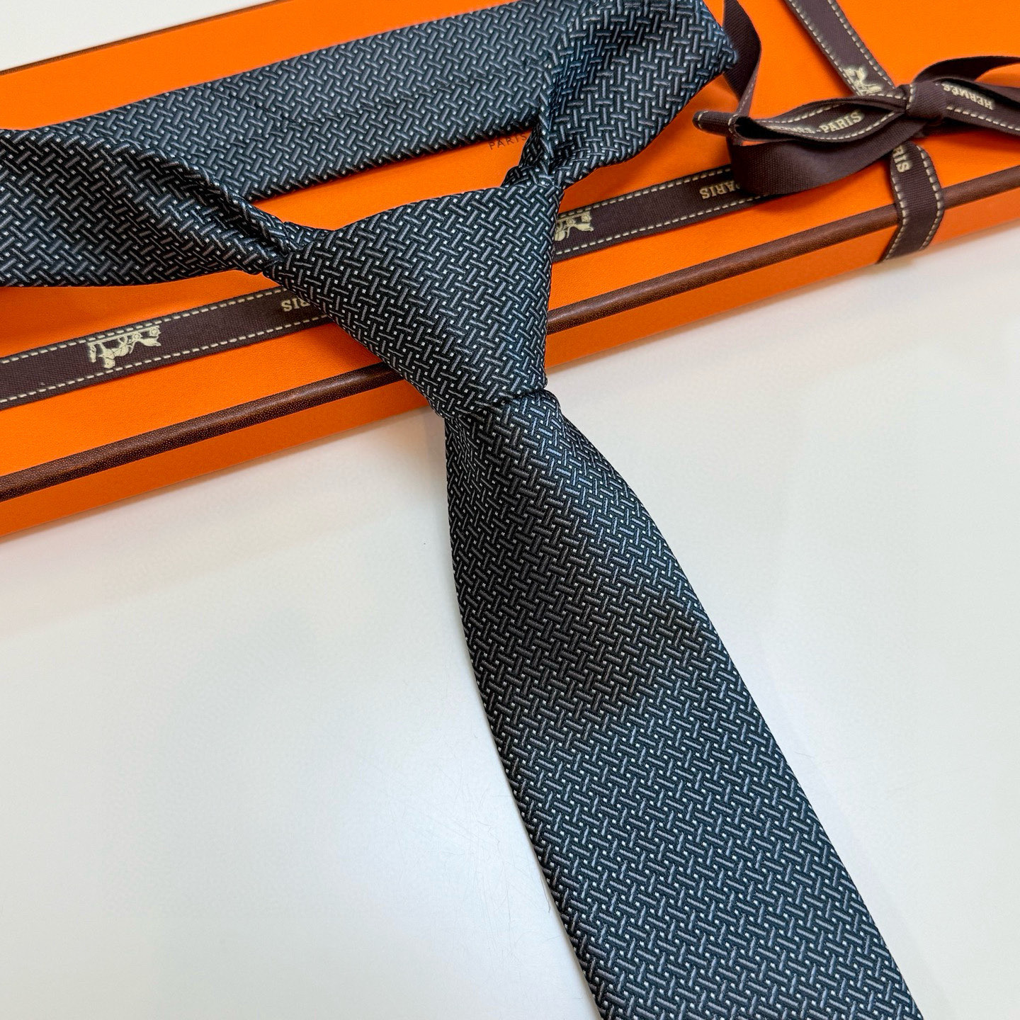 特价💰 👨‍✈男士新款领带系列【H编织花纹领带】👔👔，稀有H家每年都有一千条不同印花的领带面世，从最初的