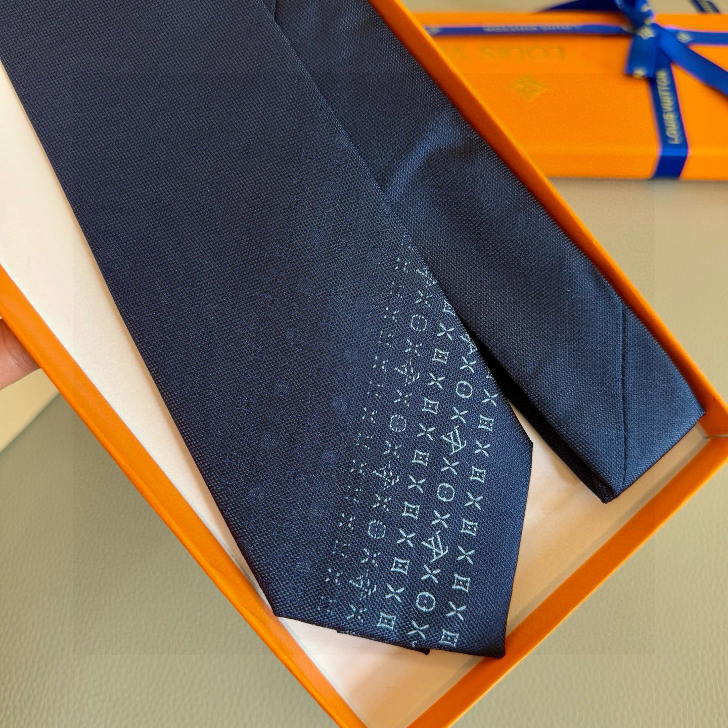 特价💰LV男士领带系列 渐变花纹领带👔👔，稀有😻😻展现精湛手工与时尚优雅的理想选择，此款Monogram