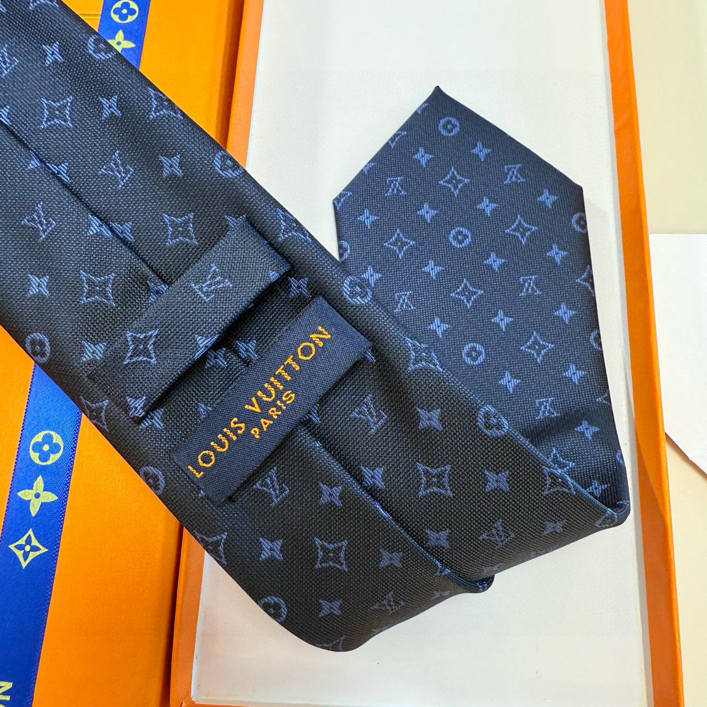 特价💰LV男士领带系列👔👔，稀有😻😻展现精湛手工与时尚优雅的理想选择，此款真丝织就的Diamonds V