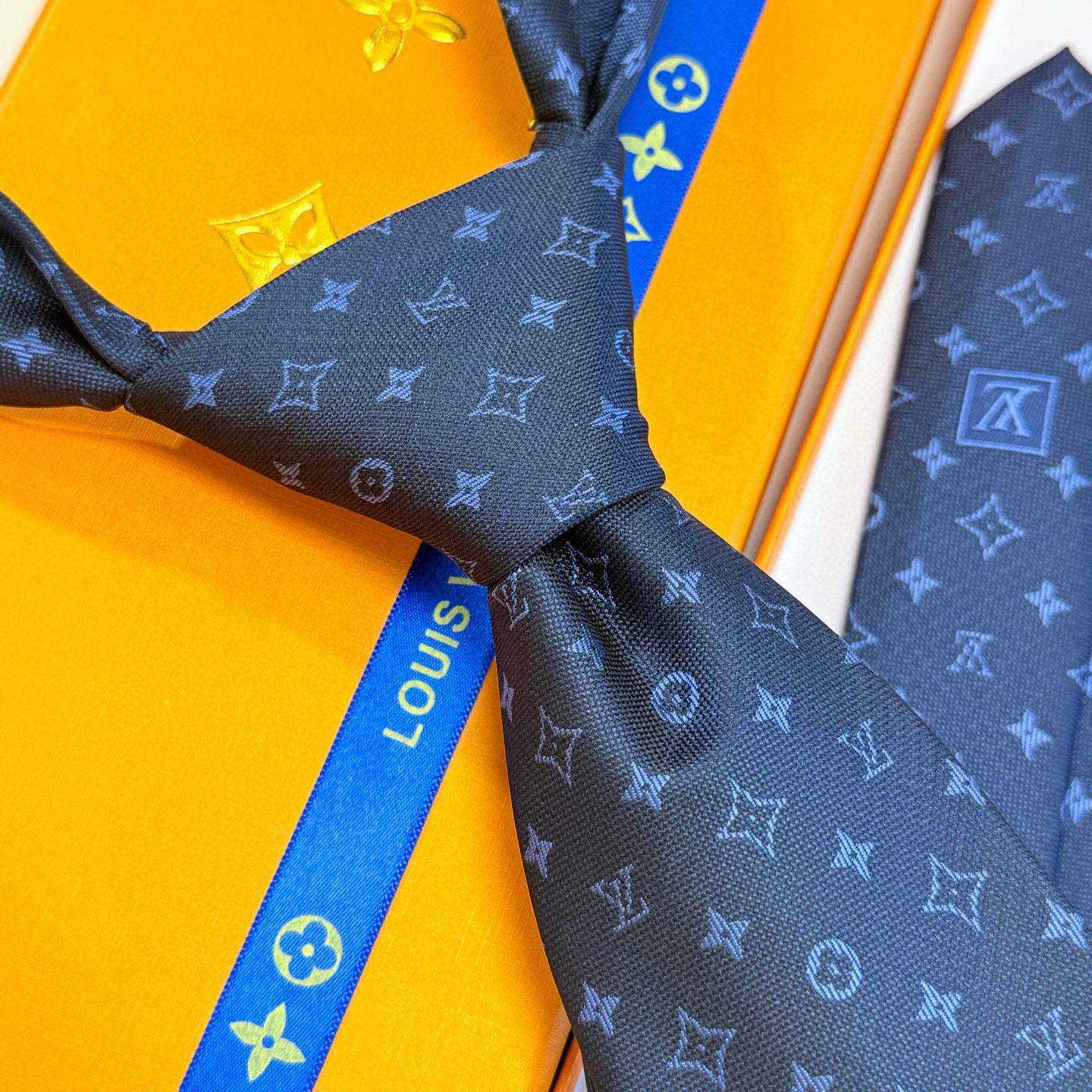 特价💰LV男士领带系列👔👔，稀有😻😻展现精湛手工与时尚优雅的理想选择，此款真丝织就的Diamonds V