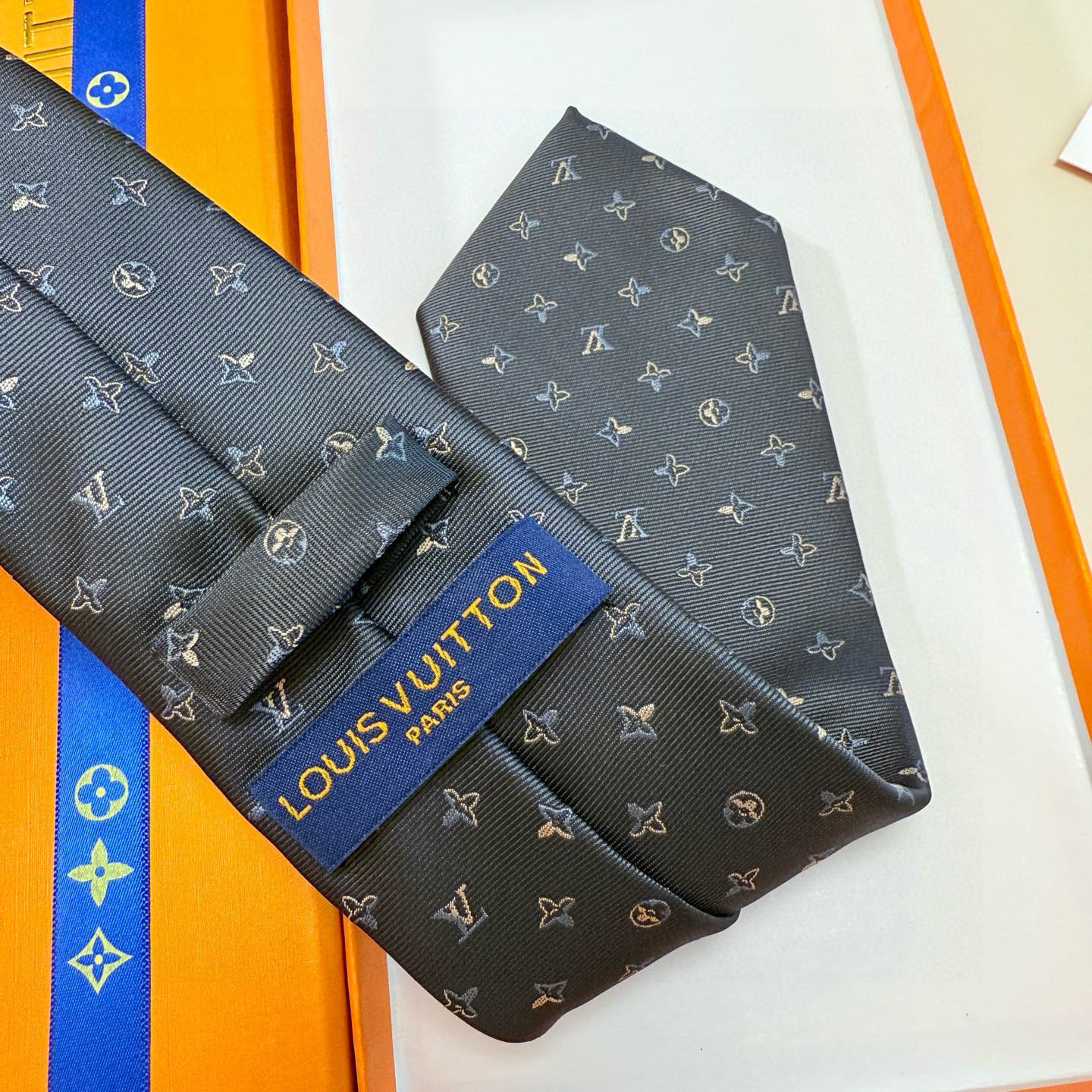 特价💰LV男士领带系列👔👔，稀有😻😻展现精湛手工与时尚优雅的理想选择，此款真丝织就的Diamonds V