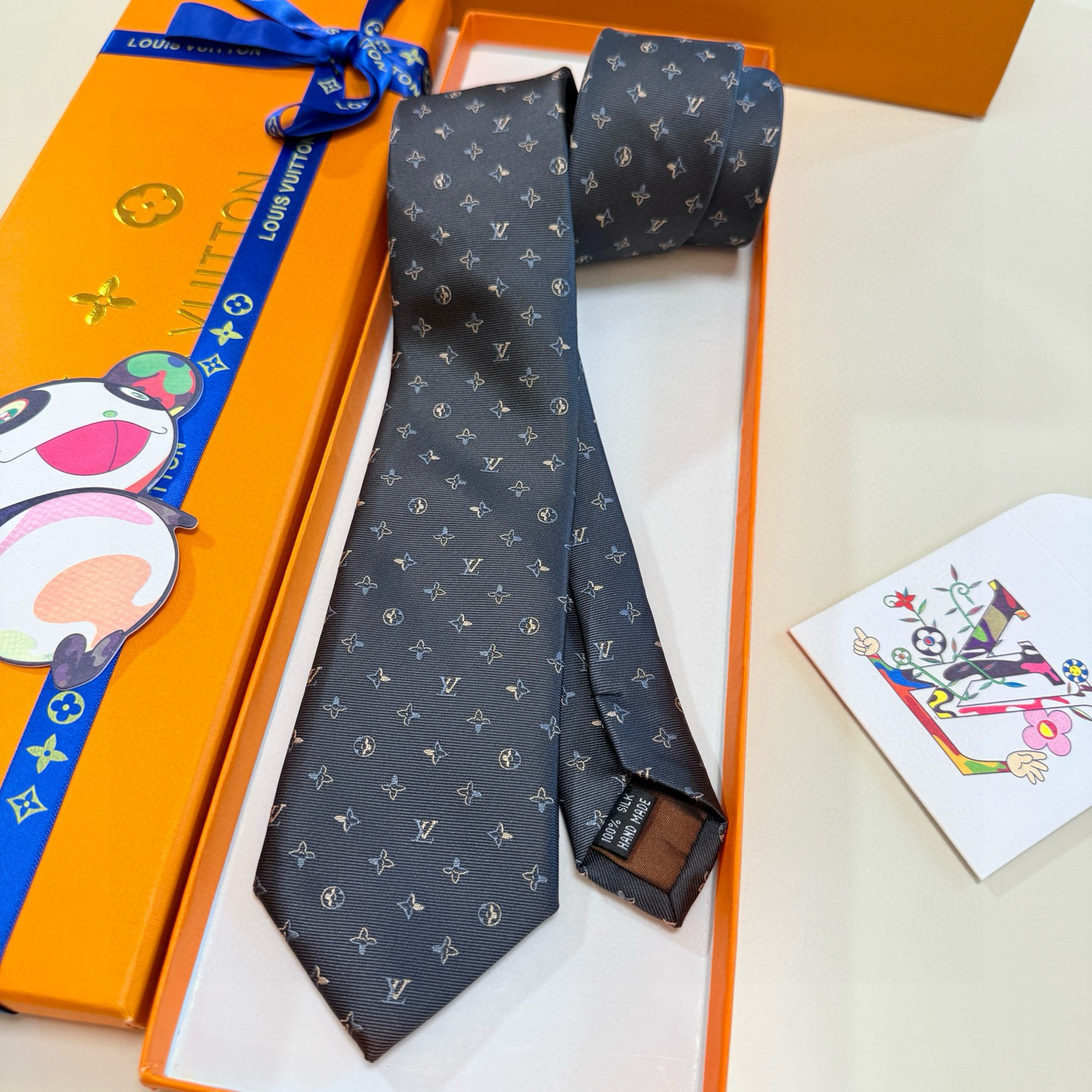 特价💰LV男士领带系列👔👔，稀有😻😻展现精湛手工与时尚优雅的理想选择，此款真丝织就的Diamonds V