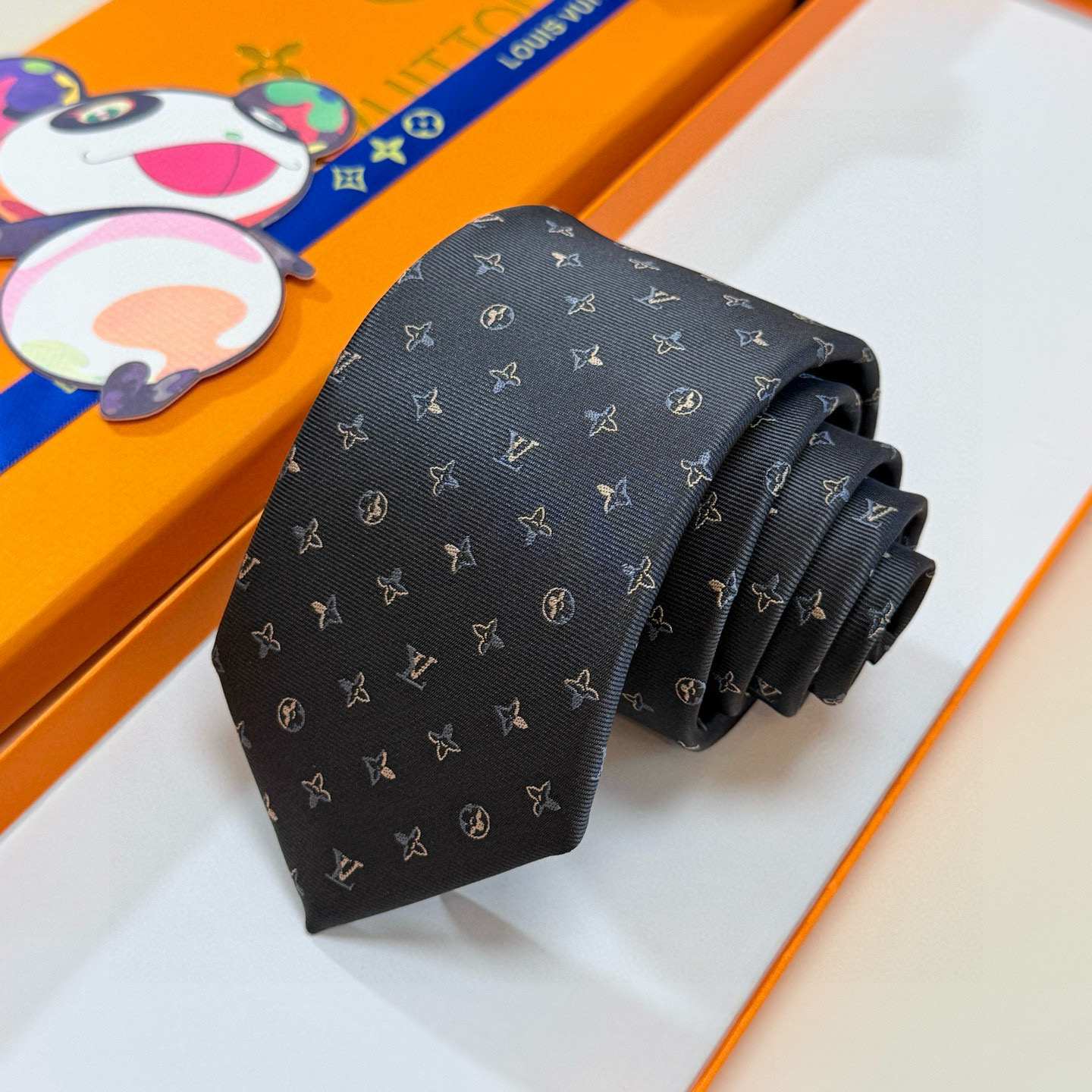 特价💰LV男士领带系列👔👔，稀有😻😻展现精湛手工与时尚优雅的理想选择，此款真丝织就的Diamonds V