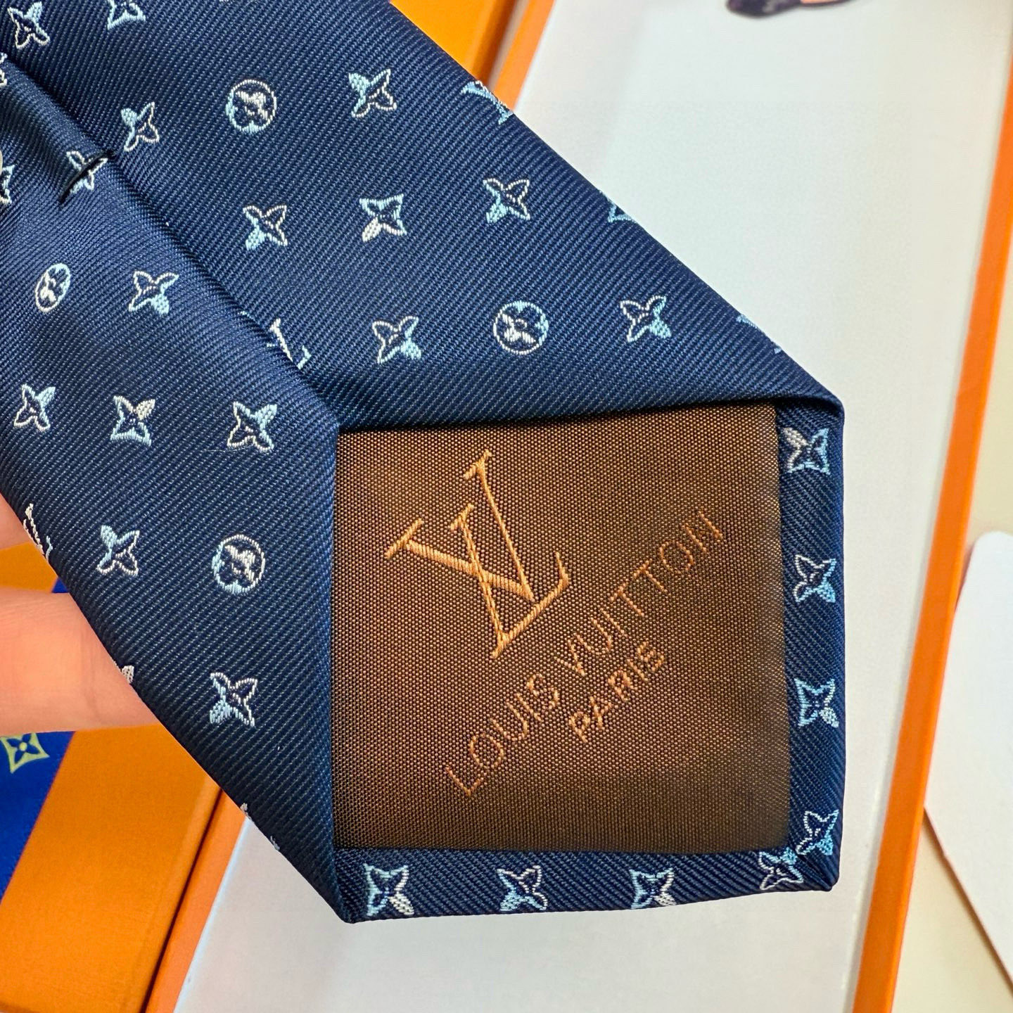 特价💰LV男士领带系列👔👔，稀有😻😻展现精湛手工与时尚优雅的理想选择，此款真丝织就的Diamonds V