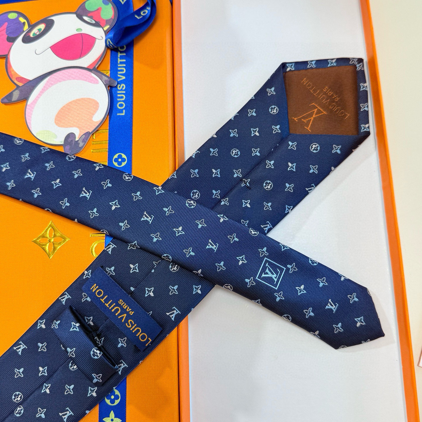 特价💰LV男士领带系列👔👔，稀有😻😻展现精湛手工与时尚优雅的理想选择，此款真丝织就的Diamonds V