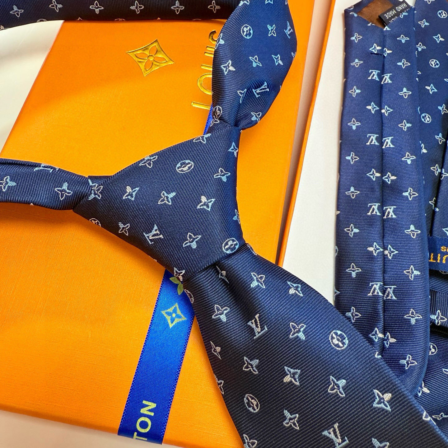 特价💰LV男士领带系列👔👔，稀有😻😻展现精湛手工与时尚优雅的理想选择，此款真丝织就的Diamonds V
