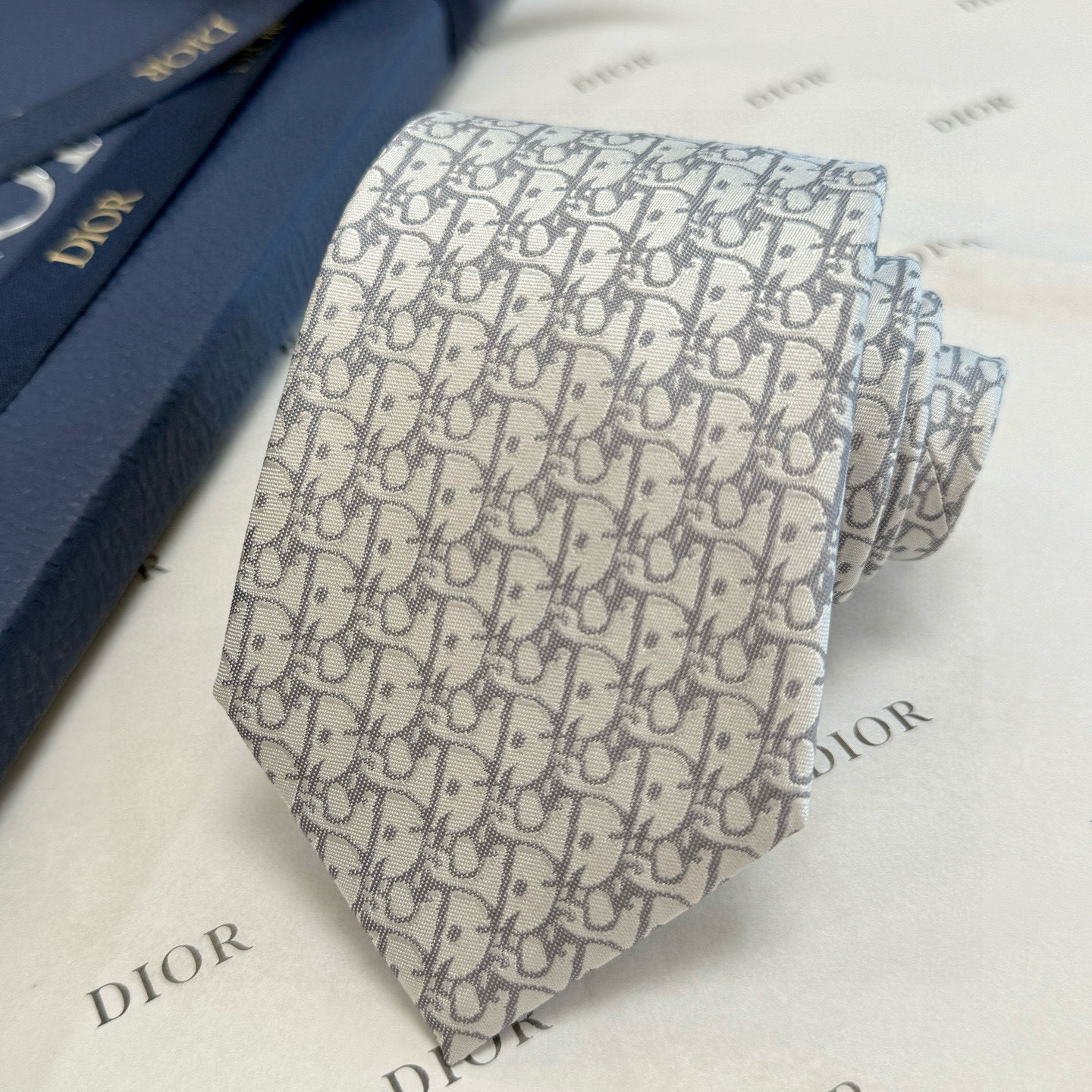 特价💰 爆款到，6色👏👏迪奥新款领带💖💖 👔👔Dior男士，稀有😻😻展现精湛手工与时尚优雅的理想选择，这