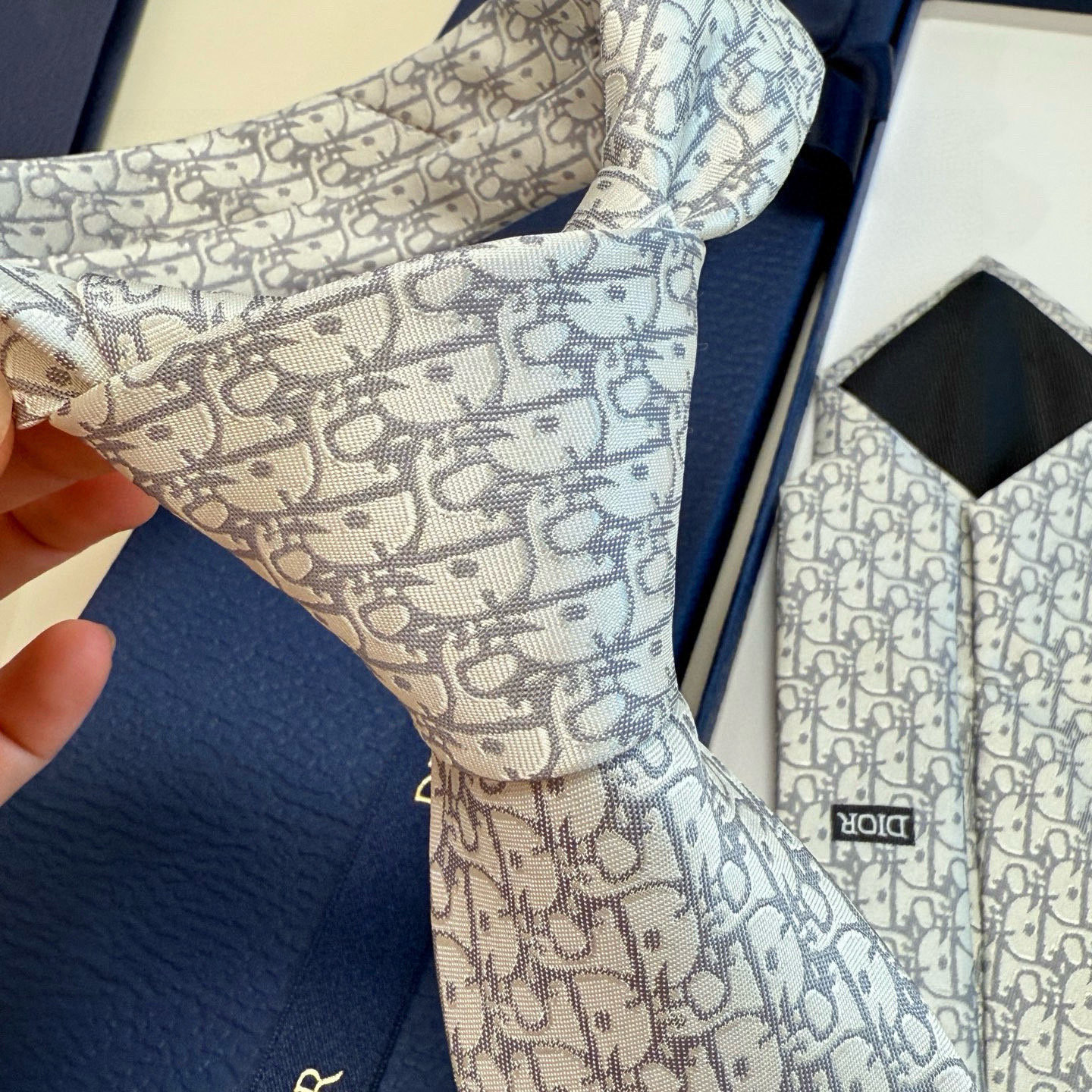 特价💰 爆款到，6色👏👏迪奥新款领带💖💖 👔👔Dior男士，稀有😻😻展现精湛手工与时尚优雅的理想选择，这
