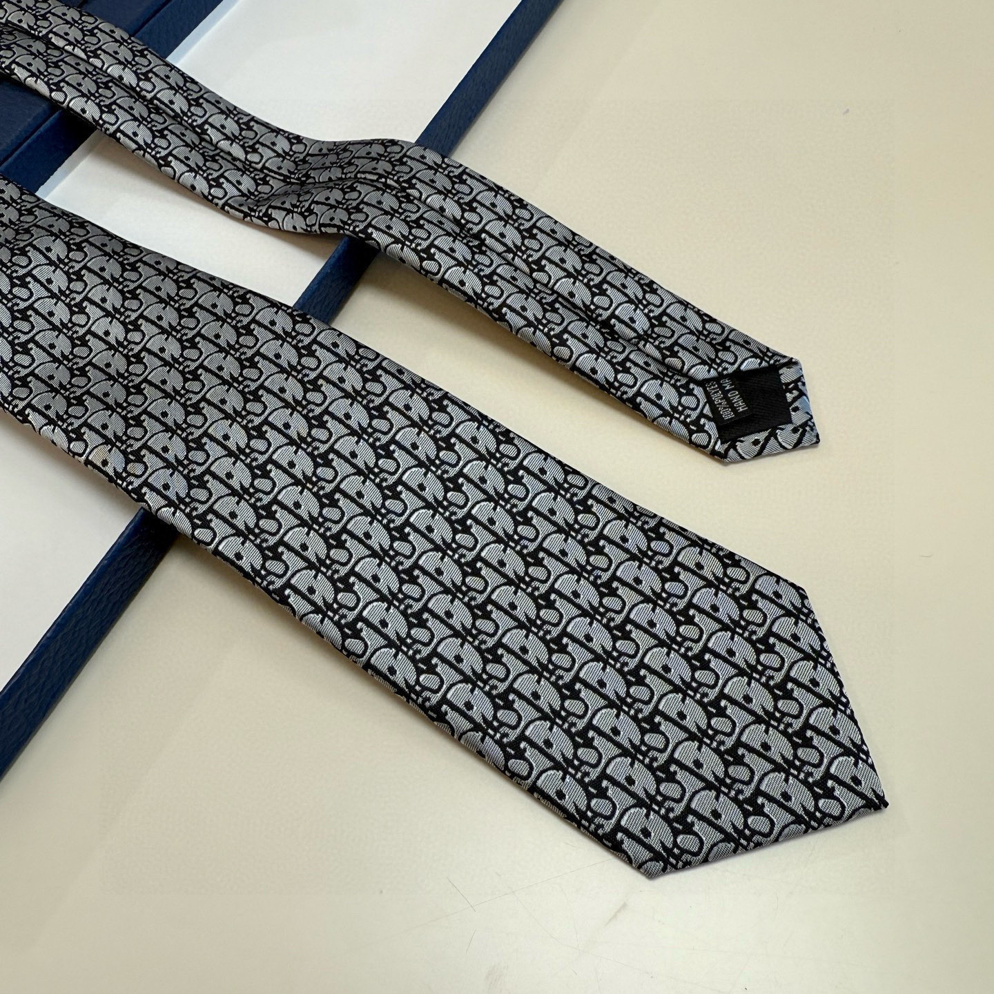 特价💰 爆款到，6色👏👏迪奥新款领带💖💖 👔👔Dior男士，稀有😻😻展现精湛手工与时尚优雅的理想选择，这