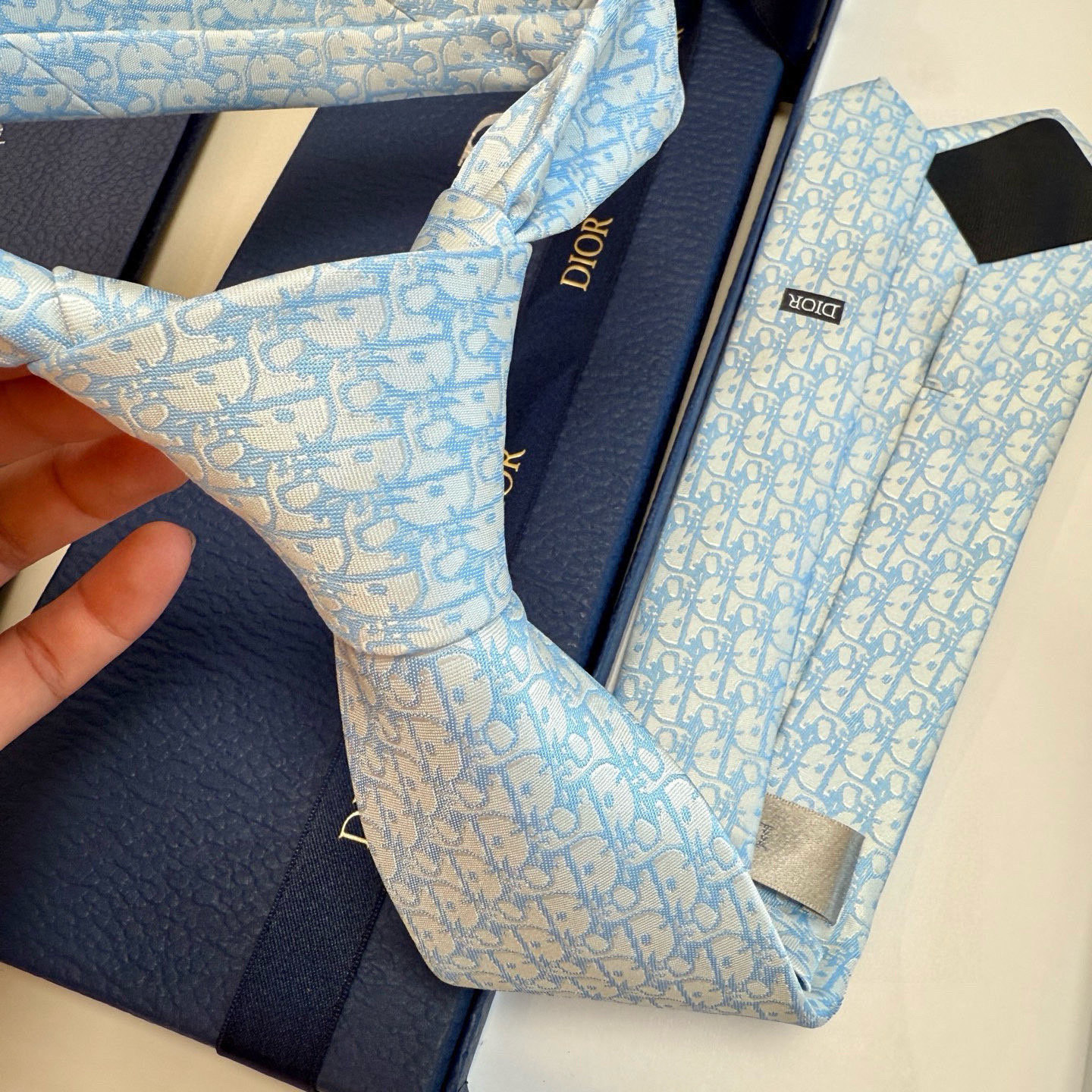 特价💰 爆款到，6色👏👏迪奥新款领带💖💖 👔👔Dior男士，稀有😻😻展现精湛手工与时尚优雅的理想选择，这