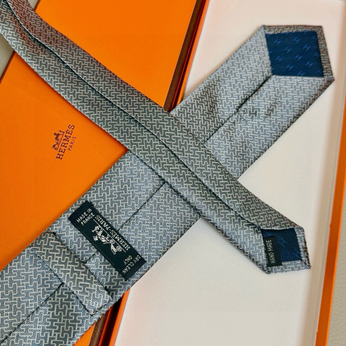 特价💰男士新款领带系列【镂空H字母领带】👔👔，稀有H家每年都有一千条不同印花的领带面世，从最初的多以几何