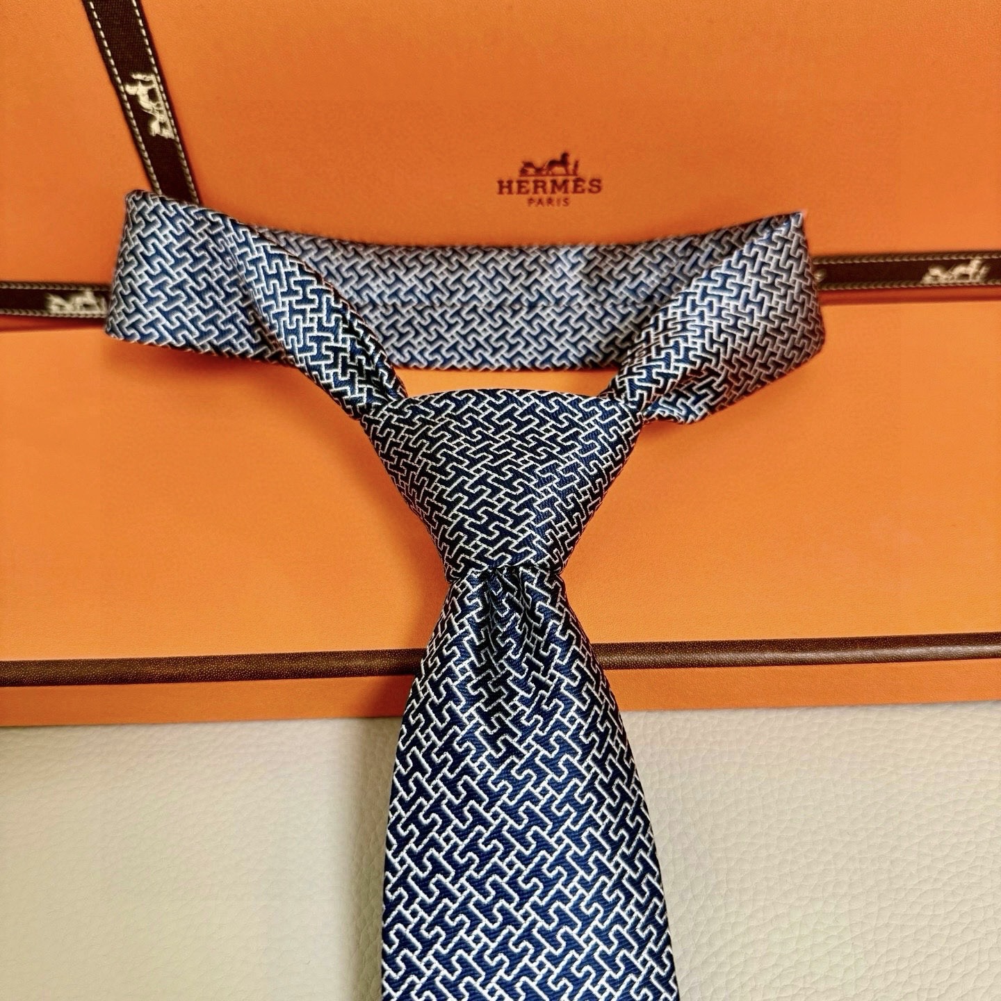 特价💰男士新款领带系列【镂空H字母领带】👔👔，稀有H家每年都有一千条不同印花的领带面世，从最初的多以几何