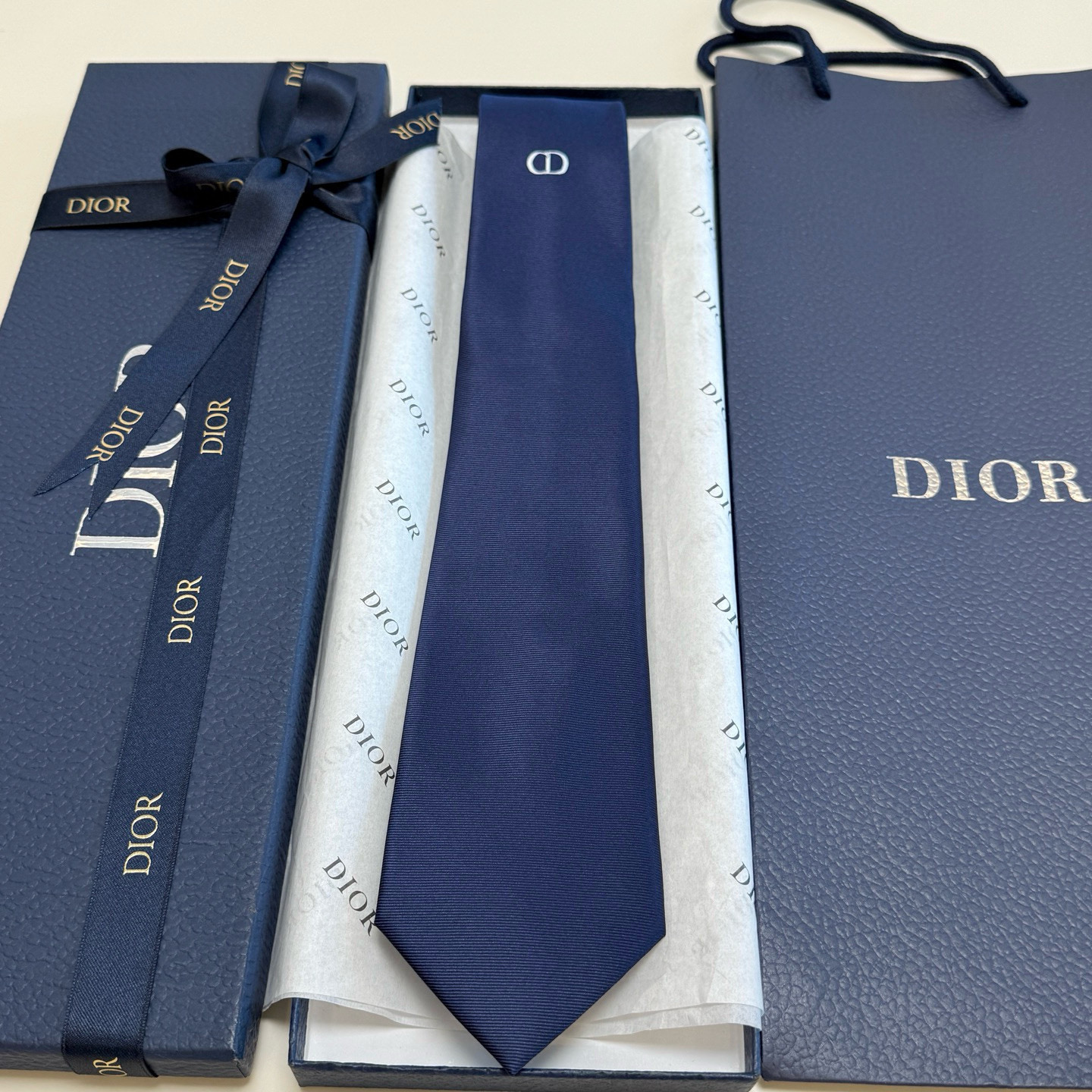 特价💰官方同步新款领带，2025年迪奥新款领带💖💖 👔👔Dior男士稀有😻😻展现精湛手工与时尚优雅的理想