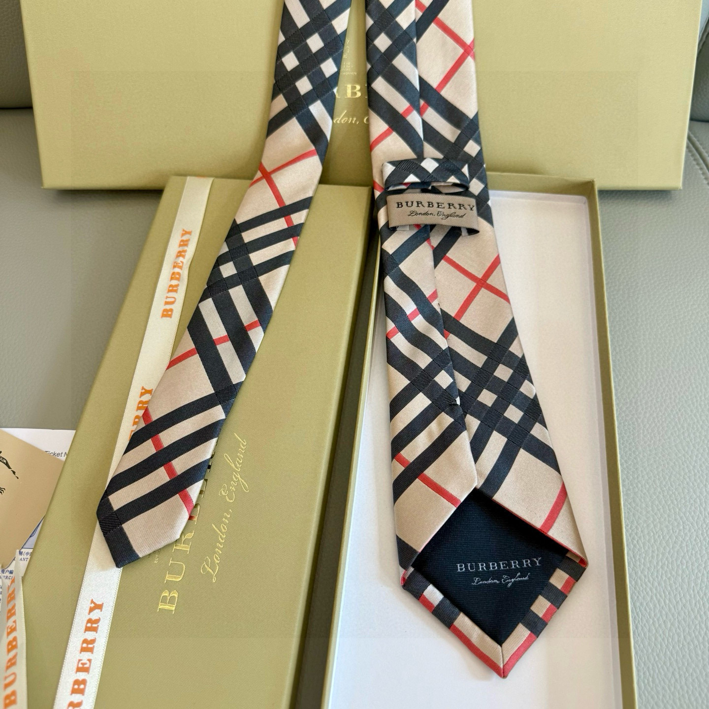 特价💰B家专柜同步💖💖👔👔男士【英伦格纹领带】，稀有😻😻展现精湛手工与时尚优雅的理想选择，这款采用B家最