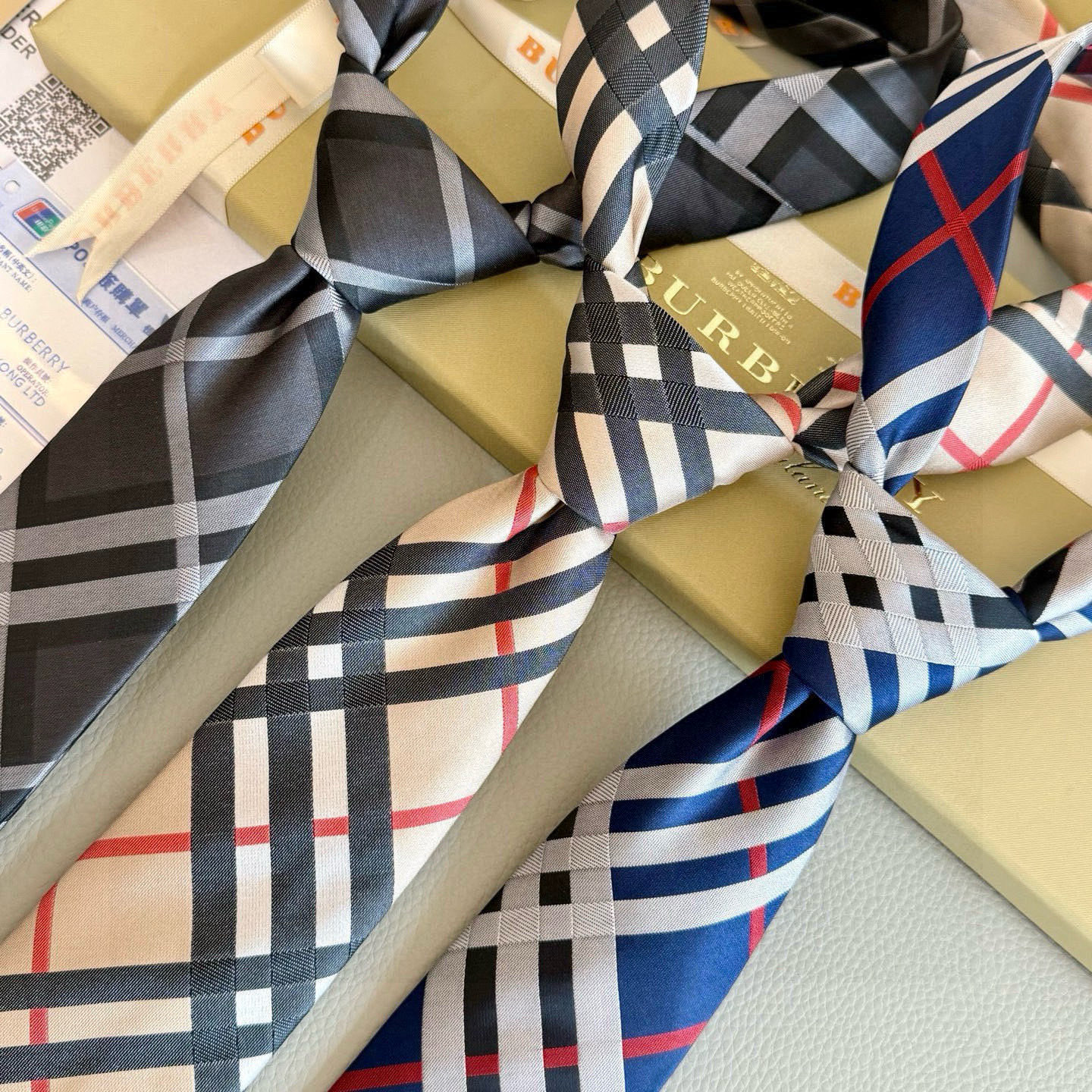 特价💰B家专柜同步💖💖👔👔男士【英伦格纹领带】，稀有😻😻展现精湛手工与时尚优雅的理想选择，这款采用B家最