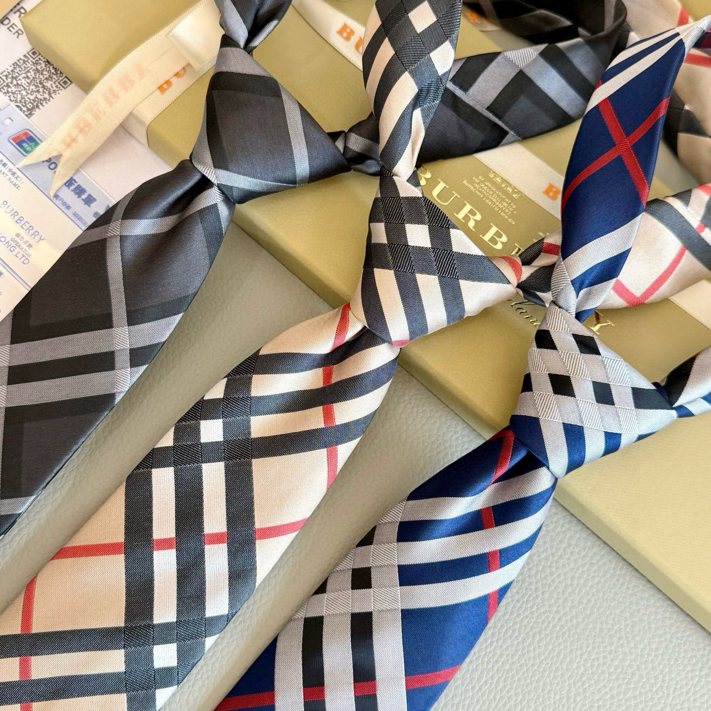 特价💰B家专柜同步💖💖👔👔男士【英伦格纹领带】，稀有😻😻展现精湛手工与时尚优雅的理想选择，这款采用B家最
