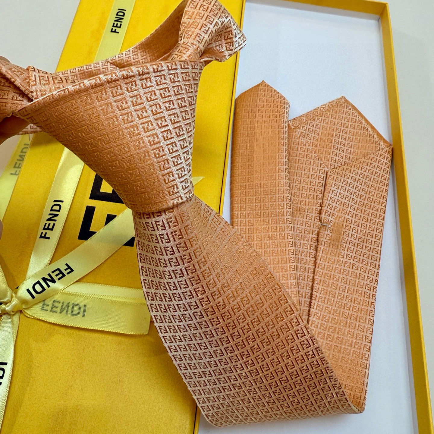 特价💰💰芬迪专柜同步新款领带！实物真的很美，男士芬迪爆款领带👔👔，稀有😻😻展现精湛手工与时尚优雅的理想选